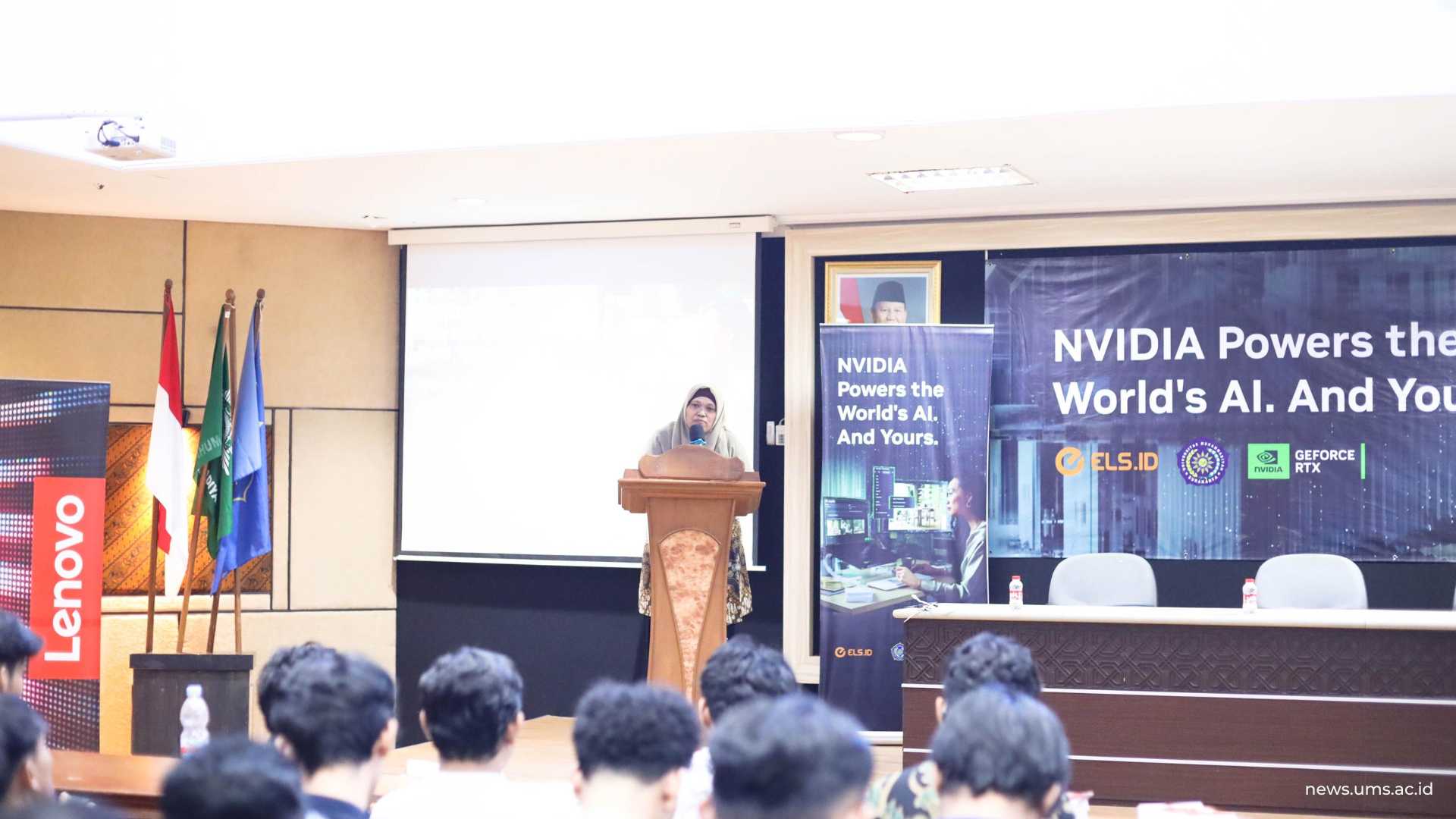 Dekan FKI UMS Dr. Endah Sudarmilah, S.T., M.Eng., dalam sambutannya, mendukung kegiatan seminar yang bertujuan untuk menambah wawasan mahasiswa mengenai AI.
