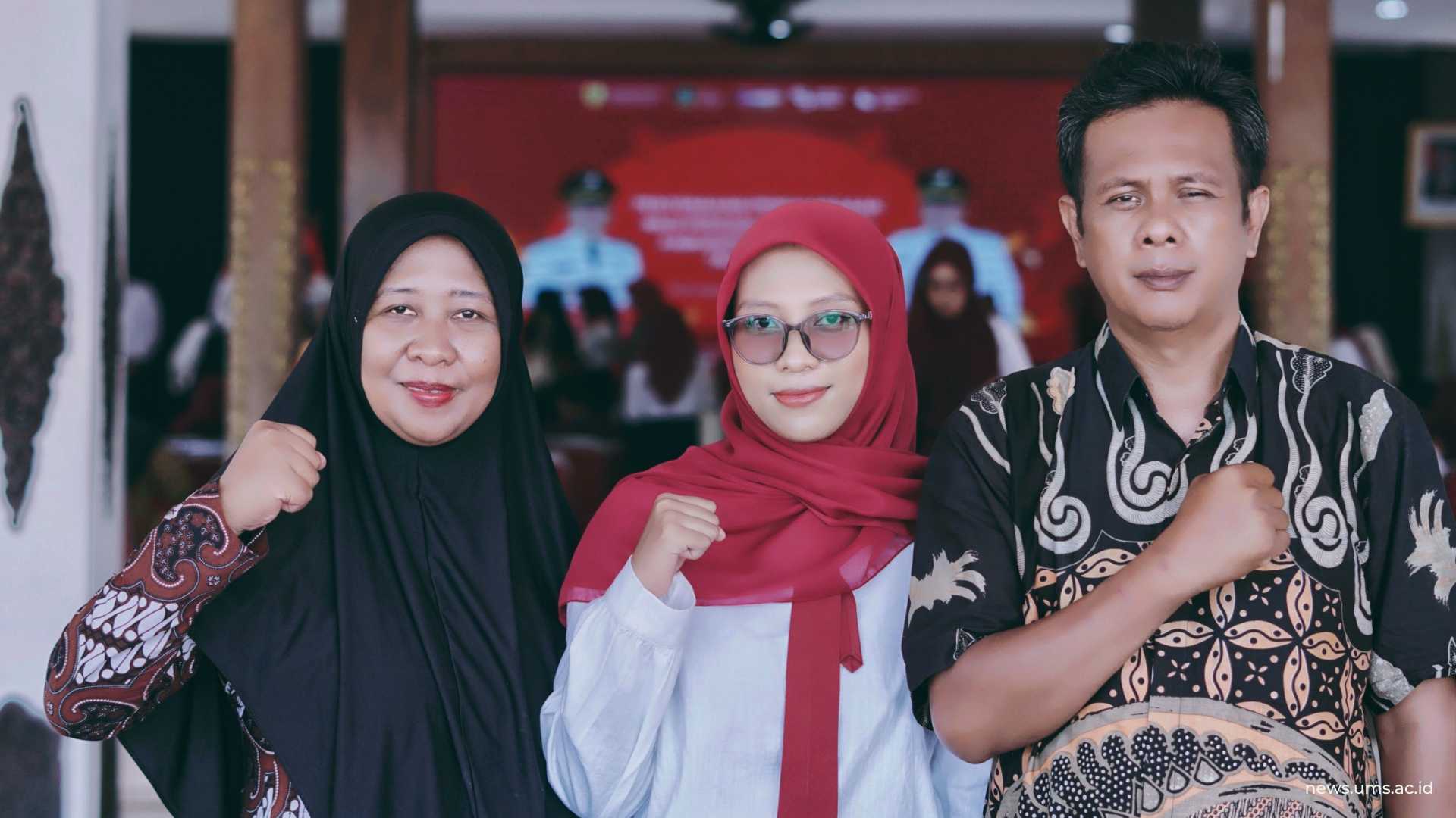 Mahasiswa UMS Ajeng Adela Selandani ditemani Kedua Orang Tuanya saat Menerima Penghargaan