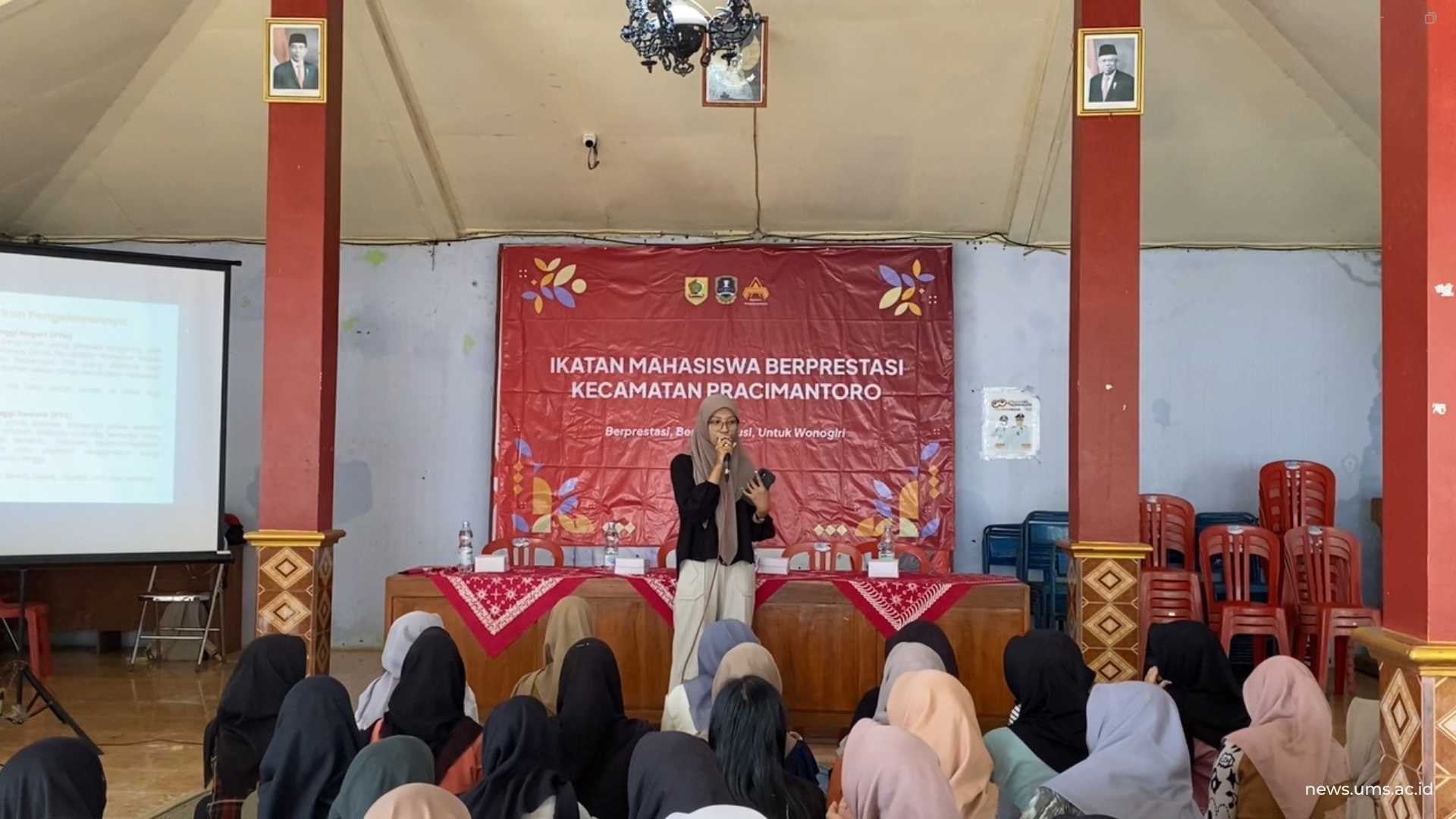 Kegiatan Mahasiswa UMS Ajeng Adela Selandani saat Mengisi Ikatan Mahasiswa Berprestasi Kecamatan Pracimantoro