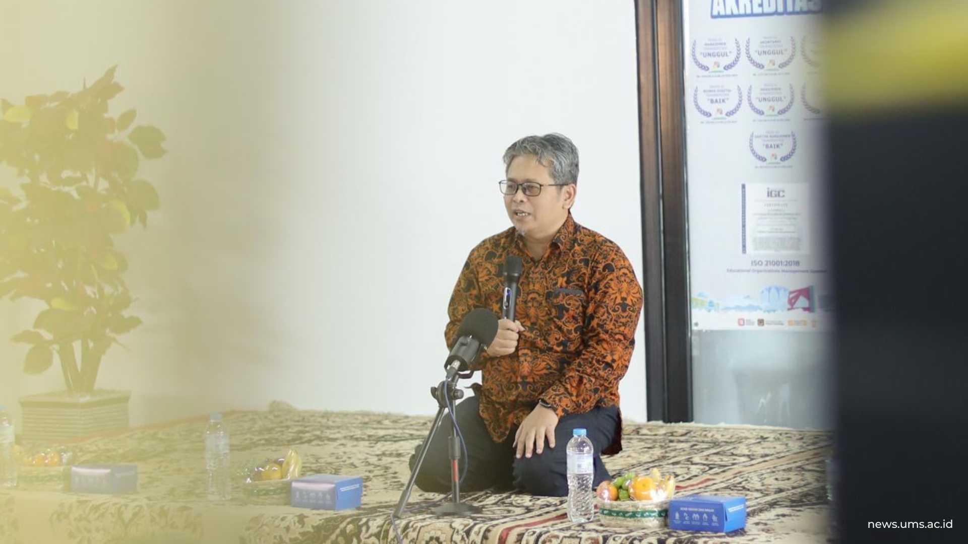 Dekan Fakultas Ekonomi dan Bisnis (FEB) UMS Prof. Dr. Muzakar Isa, S.E., M.Si., CSBA., CIPE memberikan sambutan pada kegiatan Parade Tasmi 30 Juz