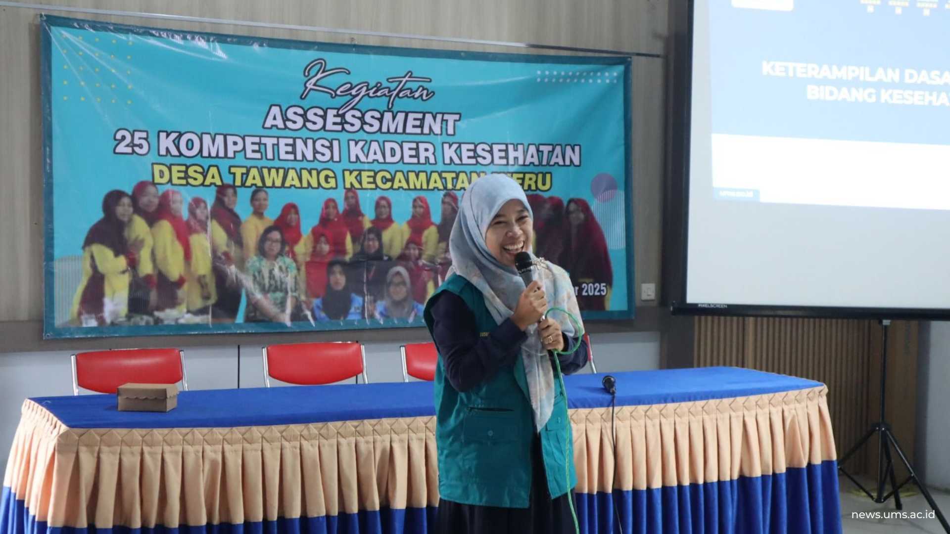 Dosen FIK UMS, Kusuma Estu Werdani, S.K.M., M.Kes., saat memaparkan materi mengenai integrasi layanan kesehatan primer.