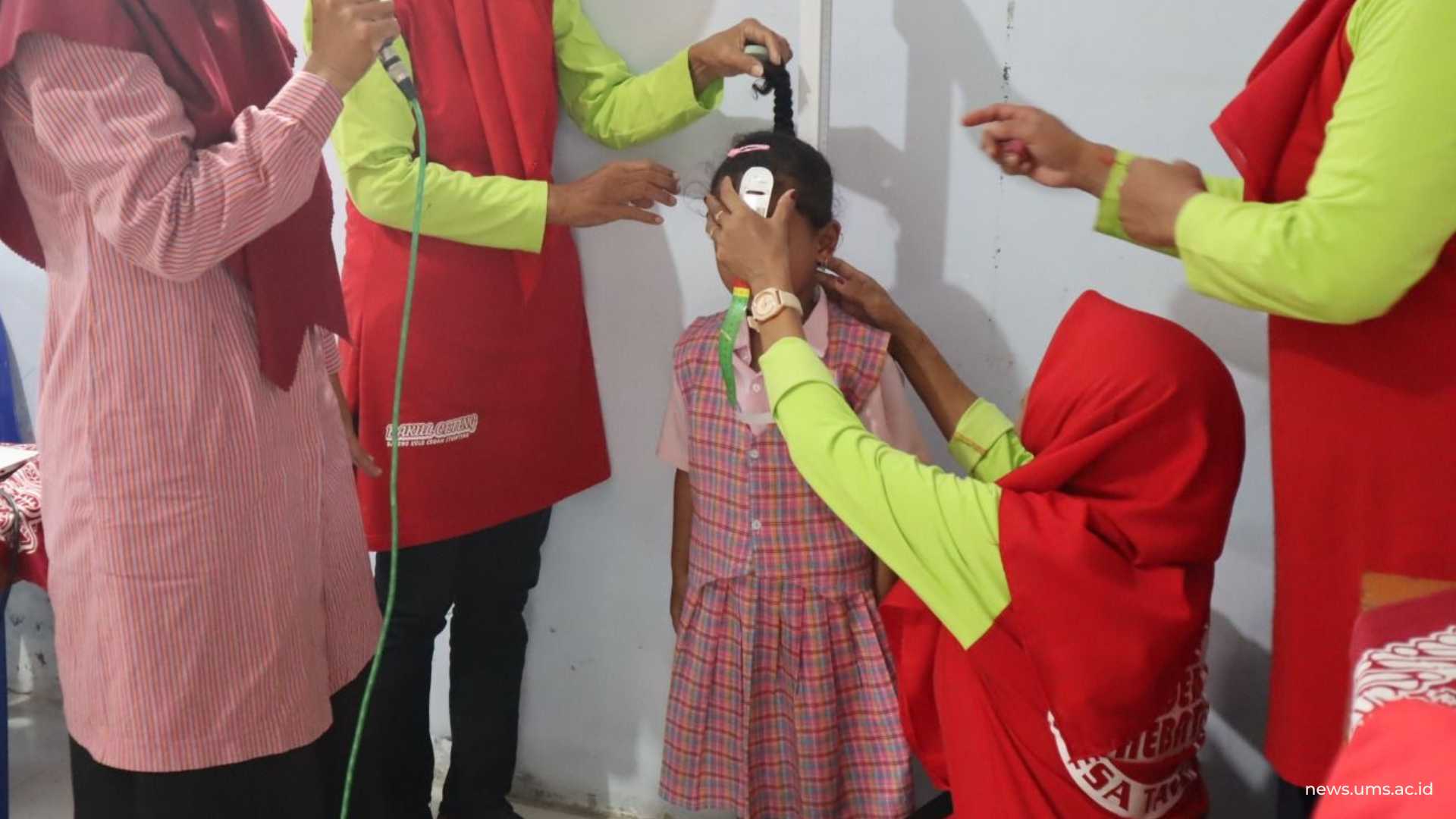 Kader posyandu turut menjajal teknis assesment kesehatan.