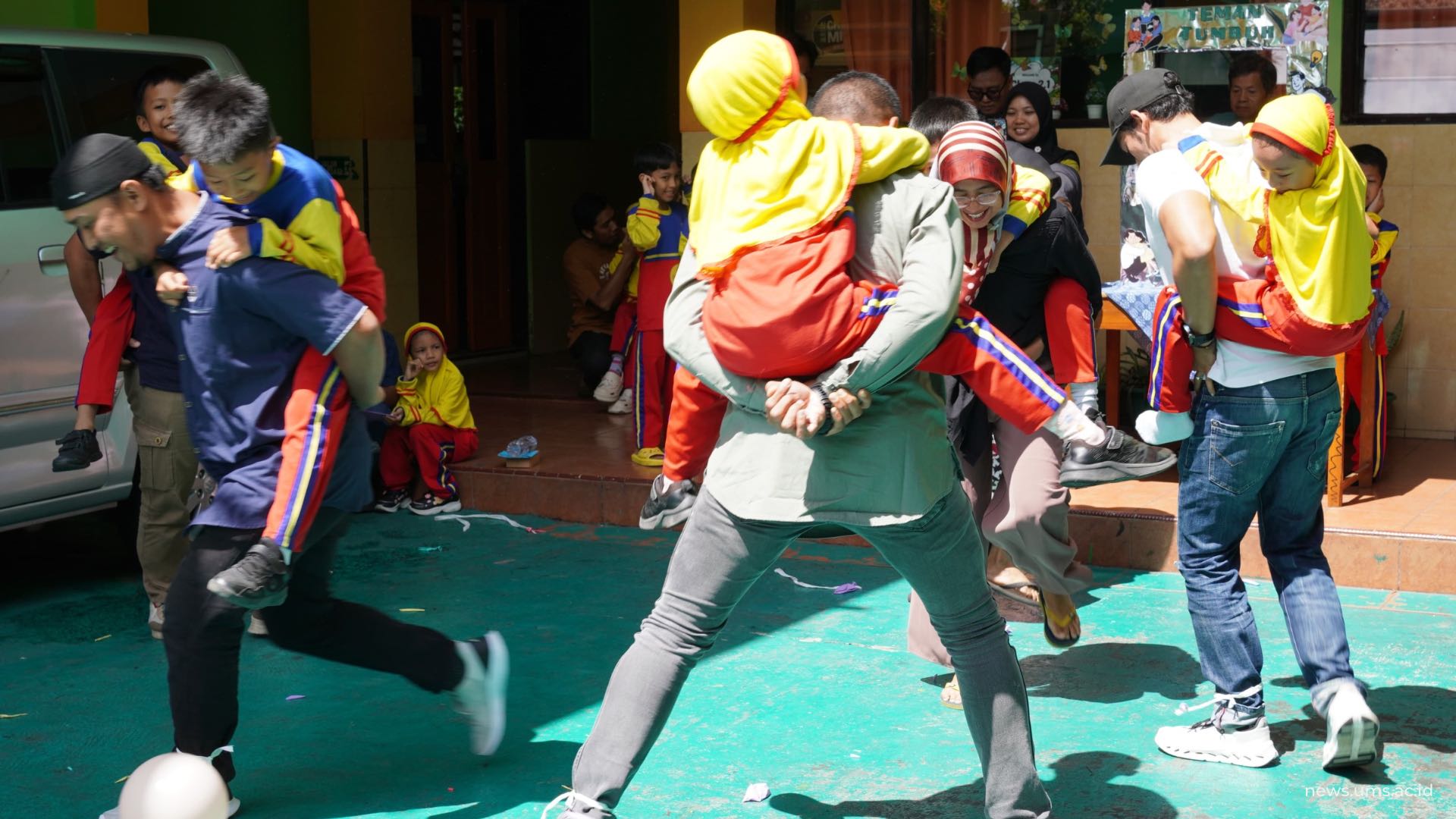 Permainan interaktif yang bertujuan untuk menguji kekompakan antara orang tua (ayah) dengan anak.