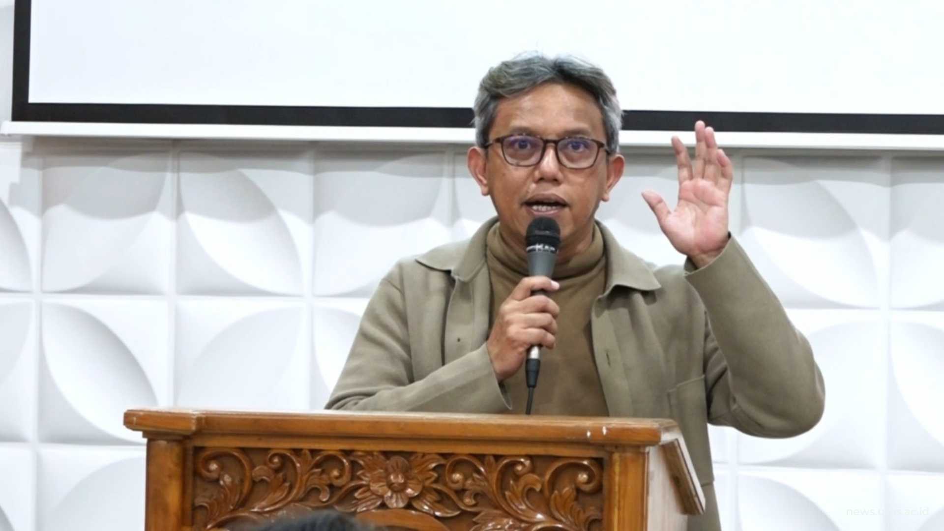 Sambutan Founder dan CEO MAW Talk sekaligus MAW Institute, Asmono Wikan, dalam agenda MAW Institute Goes to Campus 2025. Kegiatan tersebut mengangkat tema “Curi Start Menembus Rekrutmen Perusahaan Idola” yang berlangsung pada Sabtu (6/12) kemarin bertempat di Ruang Seminar Fakultas Hukum dan Ilmu Politik UMS