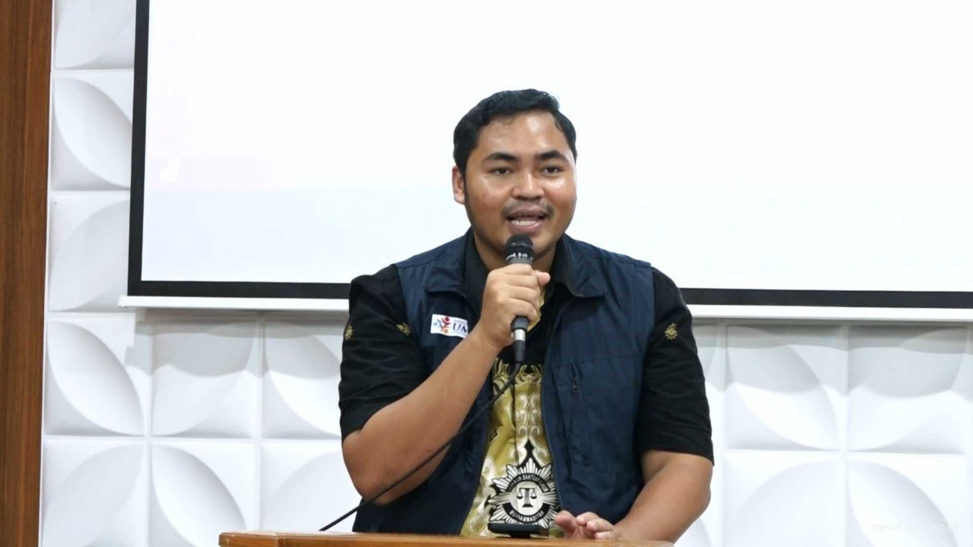 Sambutan, Kabid Pusat Karir dan Hubungan Alumni UMS, Dr. Muhammad Indra Bangsawan, S.H., M.H. dalam agenda MAW Institute Goes to Campus 2025. Kegiatan tersebut mengangkat tema “Curi Start Menembus Rekrutmen Perusahaan Idola” yang berlangsung pada Sabtu (6/12) kemarin bertempat di Ruang Seminar Fakultas Hukum dan Ilmu Politik UMS