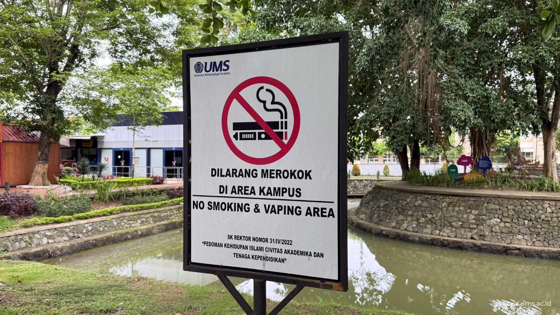 Papan informasi tentang larangan merokok di lingkungan kampus UMS