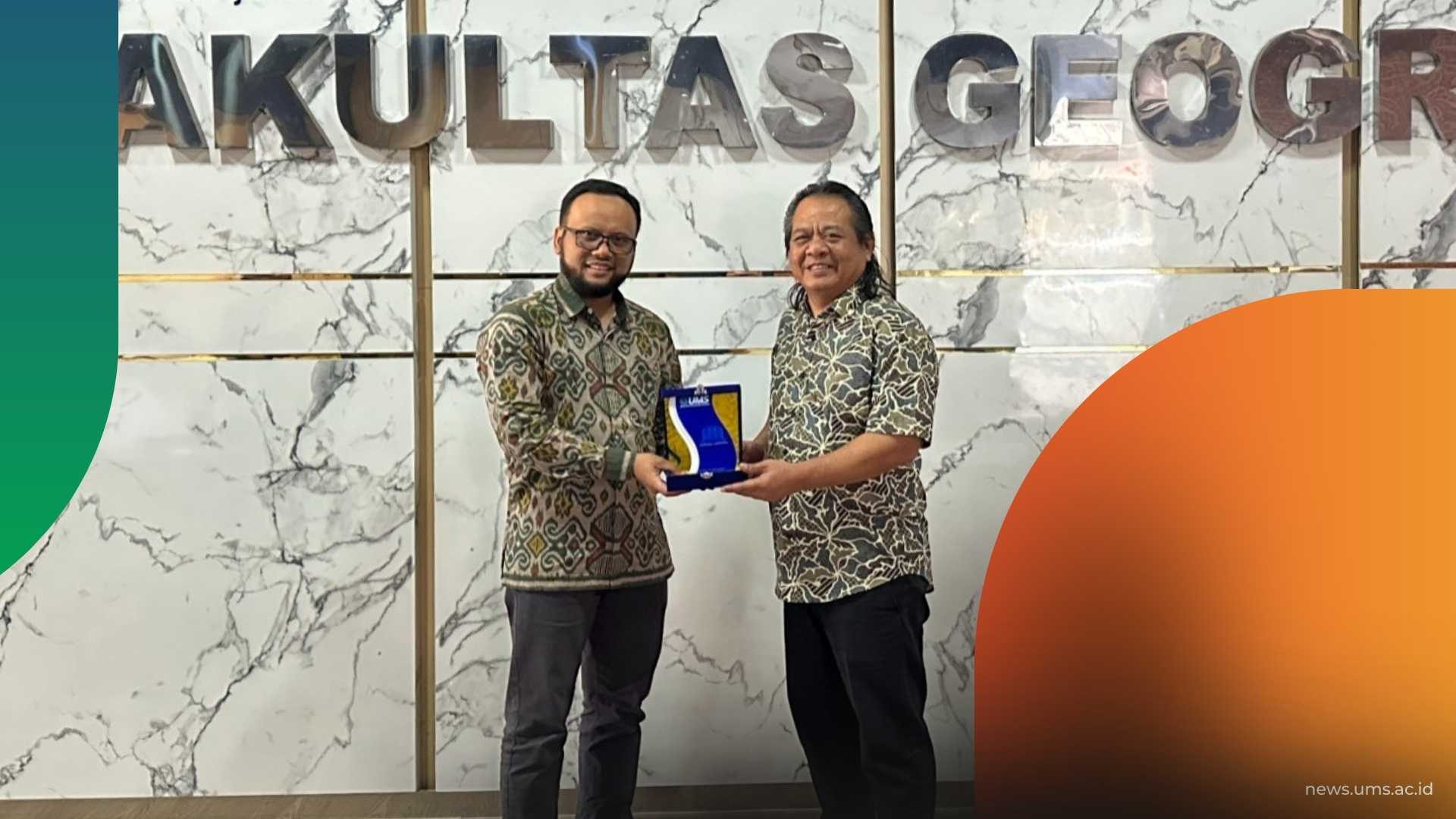 Penyerahan kenang kenangan dari Dekan Fakultas Geografi UMS, Jumadi, S.Si., M.Sc., Ph.D. (kiri), kepada Dekan Fakulti Sains Sosial dan Kemanusiaan UKM, Prof. Dr. Kadaruddin Aiyub.