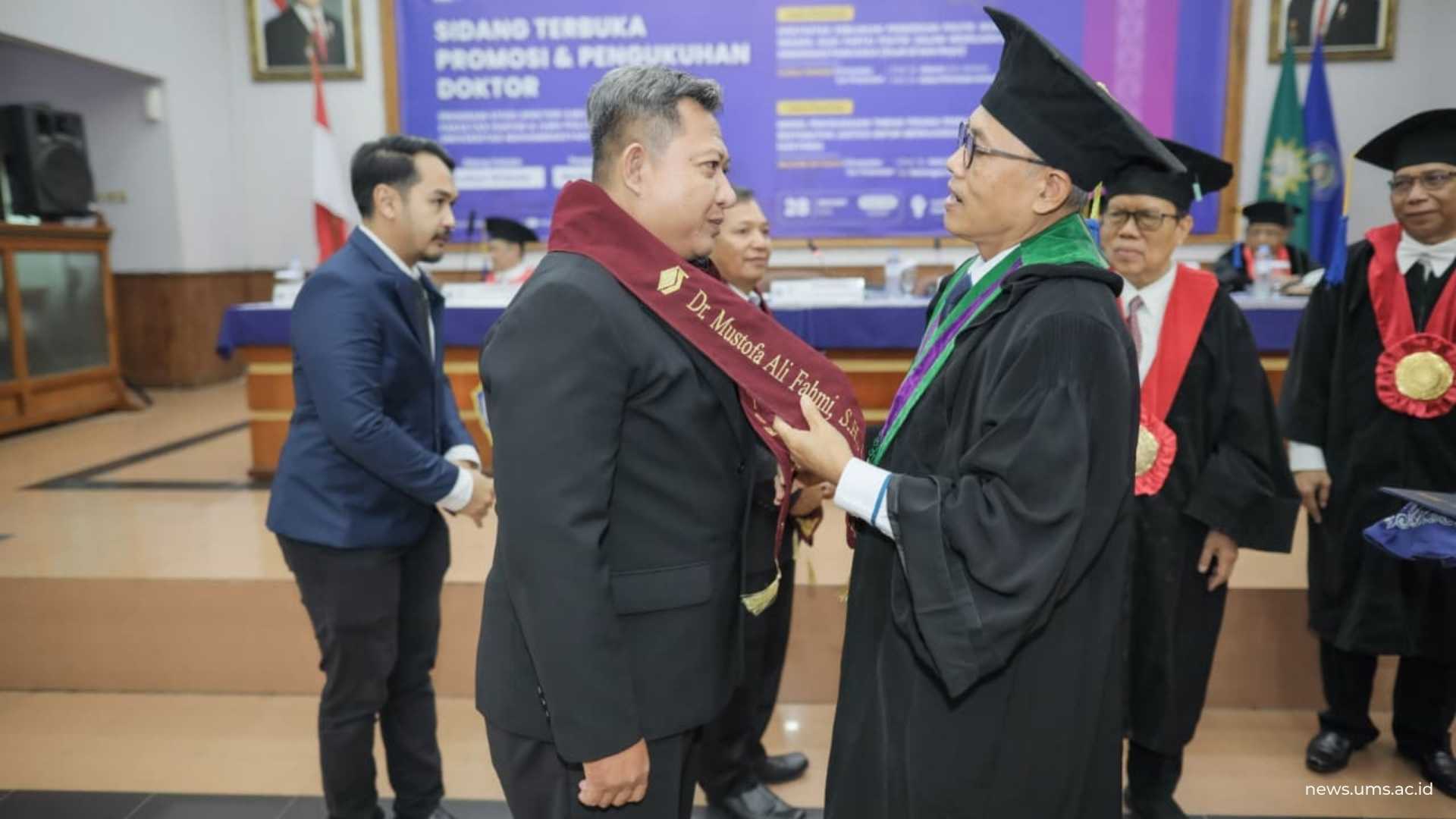 Pemberian Slempang Kepada Mustofa Ali Fahmi Sekaligus Penobatan Sebagai Doktor