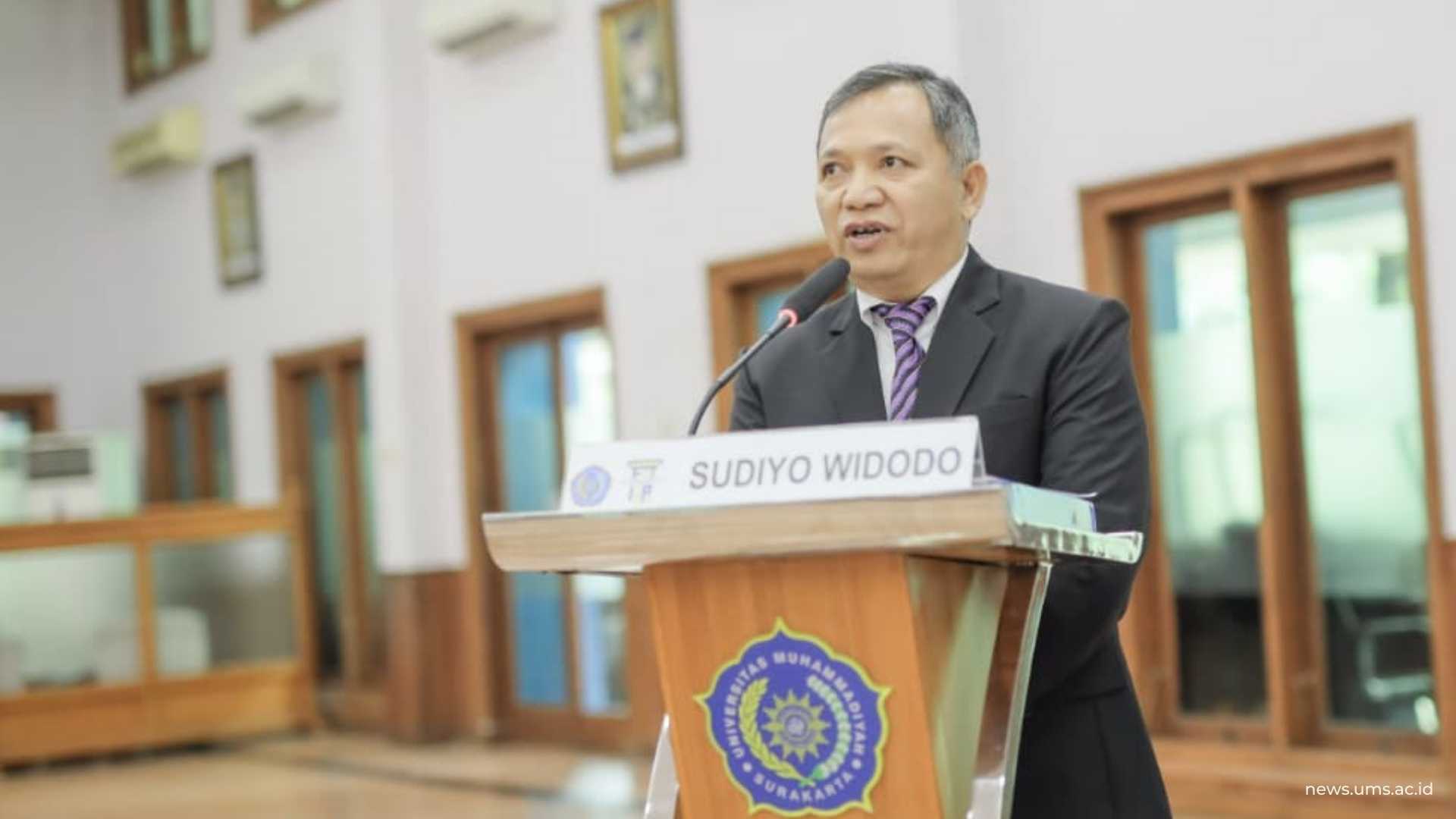 Promovendus Sudiyo Widodo Memaparkan Hasil Disertasinya Pada Sidang Terbuka
