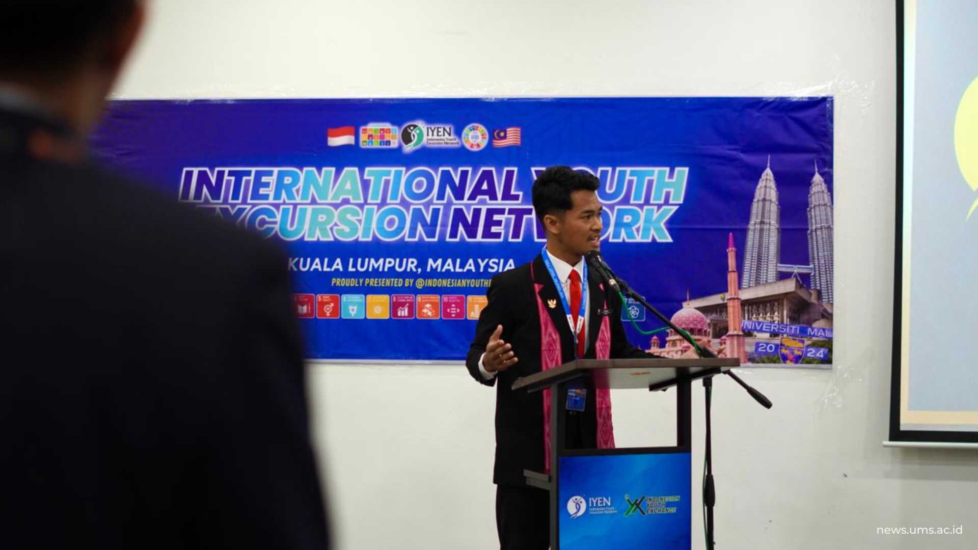 Mahasiswa Program Studi Psikologi Universitas Muhammadiyah Surakarta (UMS), Muhammad Raihan Arrasyid, saat mempresentasikan pada ajang SDGs Pitch Competition dalam rangkaian International Youth Excursion Network (IYEN) #20 yang diselenggarakan di Kuala Lumpur, Malaysia