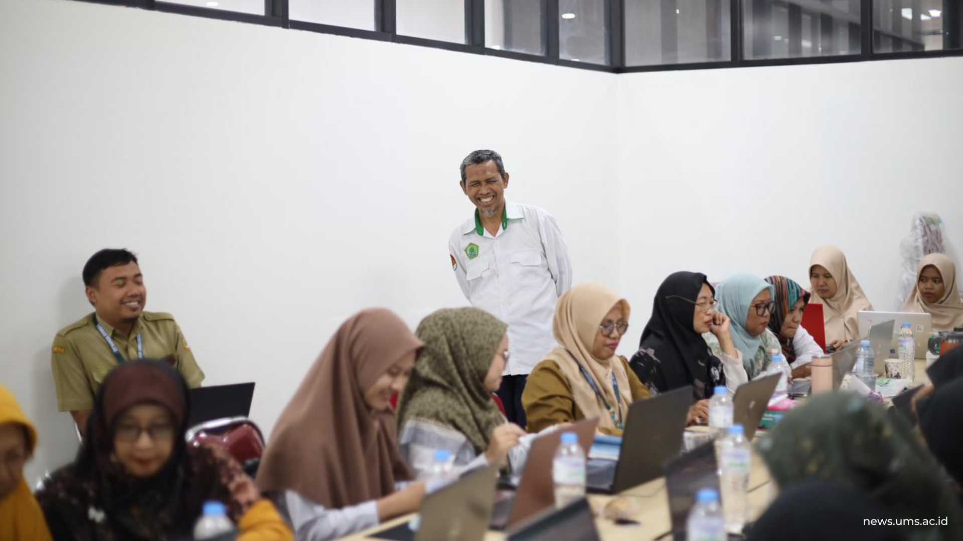 Drs. Qomarudin, M.Pd. (baju putih) memantau Pelatihan Penyusunan Laporan Keuangan di Fakultas Ekonomi dan Bisnis Universitas Muhammadiyah Surakarta (FEB UMS), Senin (19/1).