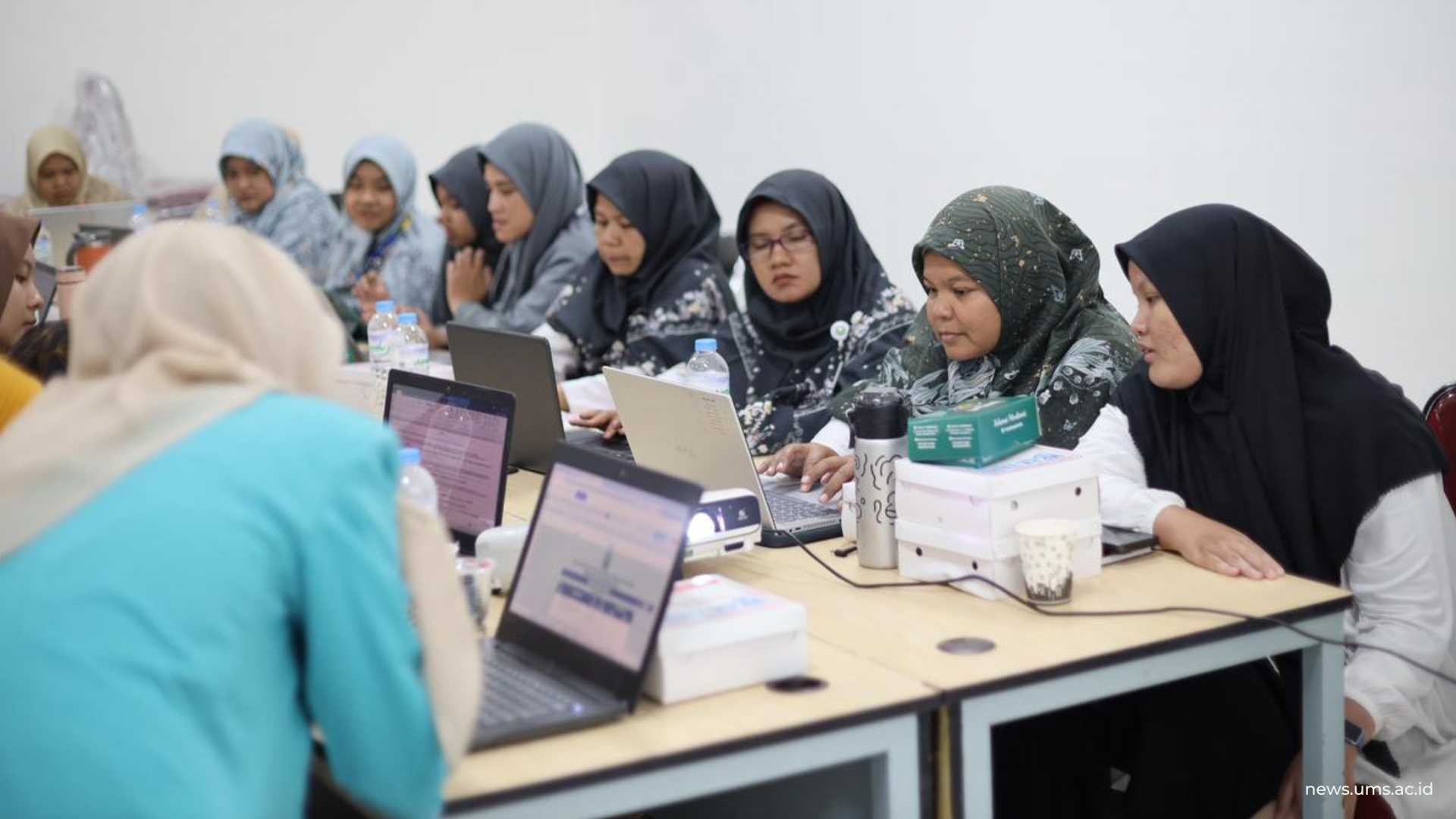 Suasana Pelatihan Penyusunan Laporan Keuangan yang diikuti oleh bendahara serta kepala sekolah di bawah naungan PCM Kartasura