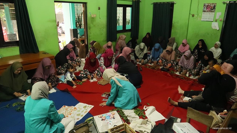 Berdayakan Masyarakat, Mahasiswa Ilmu Komunikasi UMS Latih Ibu-Ibu PKK Membuat Ecoprint
