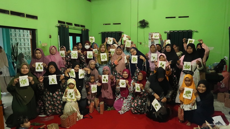 Berdayakan Masyarakat, Mahasiswa Ilmu Komunikasi UMS Latih Ibu-Ibu PKK Membuat Ecoprint