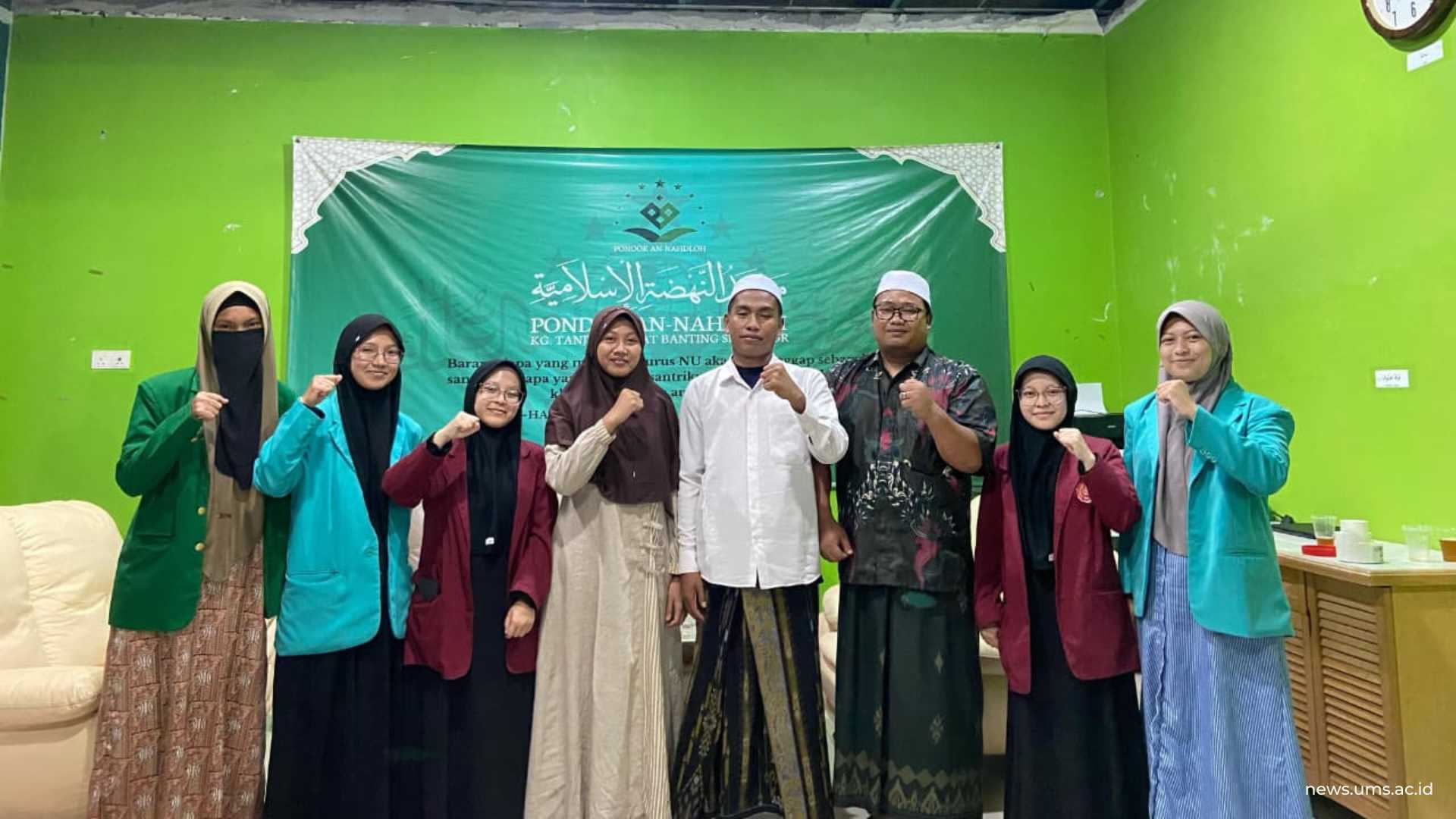 Mahasiswa KKN KI berfoto bersama pembina Pondok