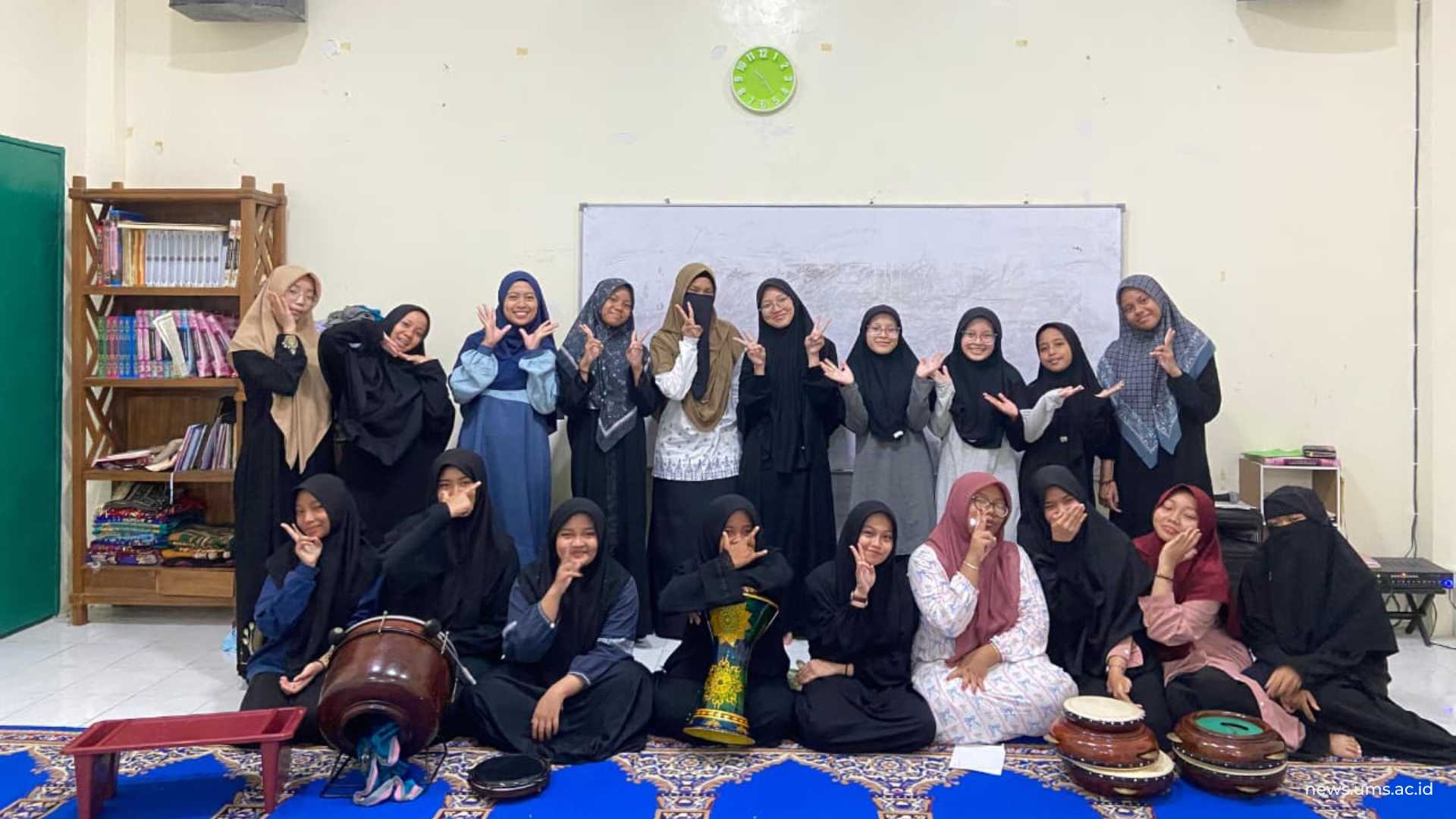 Para mahasiswa KKN KI disambut dengan lantunan hadroh yang dibawakan oleh santri putri Pondok An-Nahdloh.