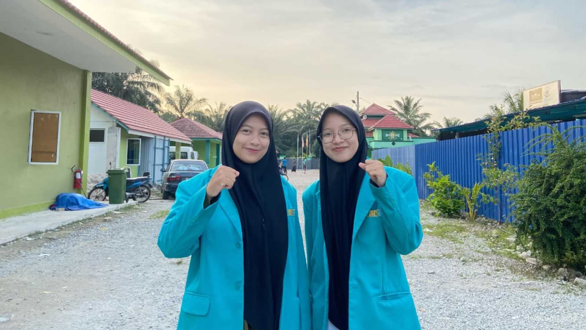 Mahasiswa KKN KI di Malaysia Agita Asri Kusumawardani (kiri) dari Program Studi Pendidikan Guru Sekolah Dasar (PGSD) dan Husna A’Izzatur Rohmah (kanan) dari Program Studi Pendidikan Teknik Informatika (PTI).