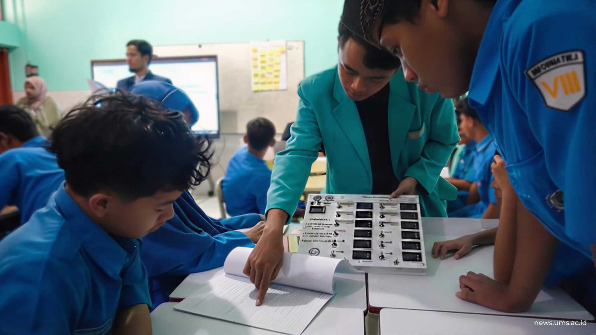 Siswa antusias memperhatikan instruksi tim pengabdian UMS yang mendampingi saat sesi praktikum menggunakan media pembelajaran kit listrik dinamis.