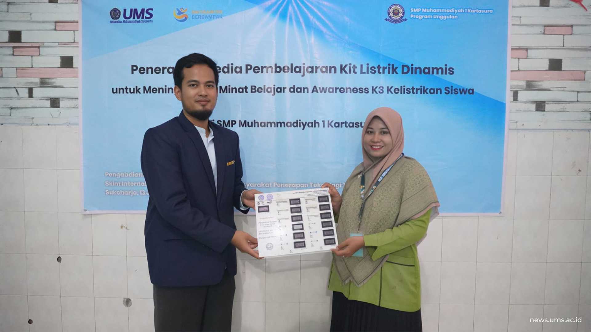Ketua tim pengabdian, Ir. Rizki Nurilyas Ahmad, S.T., M.T. (kiri) menyerahkan secara simbolis media pembelajaran kit listrik dinamis kepada perwakilan guru SMP Muhammadiyah 1 Kartasura, Miftakhush Sholikhah, S.Pd. (kanan).