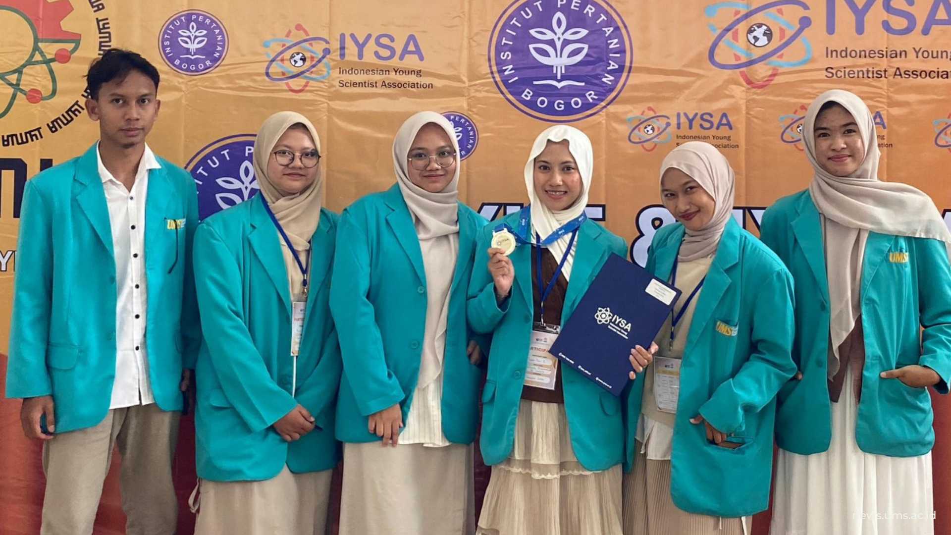 (Kiri)M. Reza Kurniawan, Mufida Nur Afifah, Putri Azzahra Namora, Nabila Putri Krisnardiantie, Asrofi noor masithoh, Radhiyalifa Naura Syilfanda