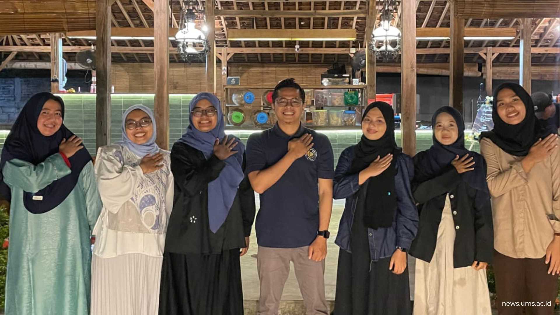 Foto bersama setelah kegiatan monev bersama penyelenggara hibah, Yayasan SAPIN, (dari sebelah kiri) Heidya Rifdasuci, A.Md., Siti Lutfiyah Rahmani, L.c., S.K.M., Dzul Faridah Arinal Haq, S.K.M., Arif Pristianto, SSt.FT., M.Fis., Nadya Maulita Putri, Samiyem, Selvi Restiyana.