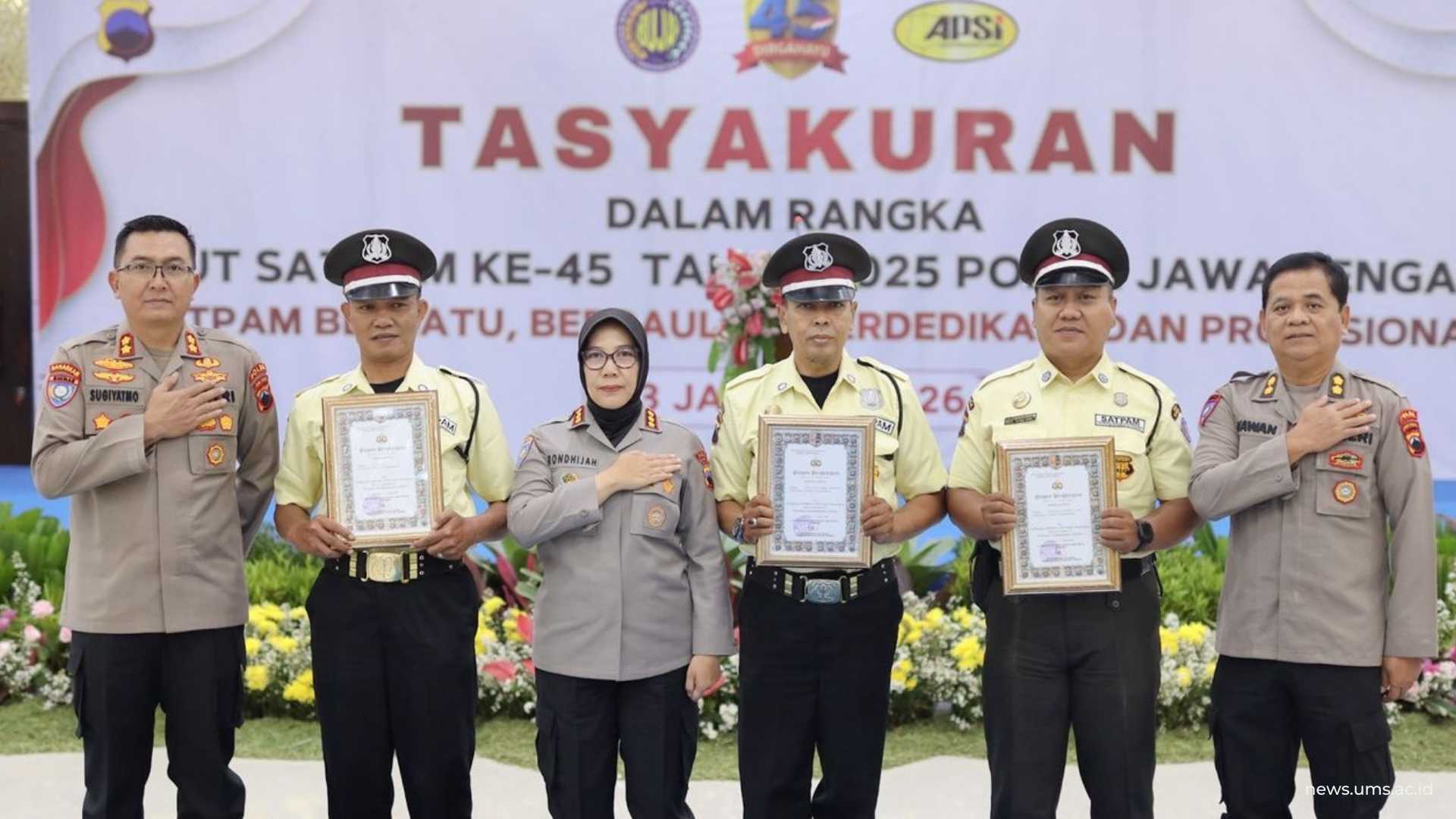 Pemberian Piagam Penghargaan Oleh Dirbinmas Polda Jateng Kepada Tiga Satpam UMS