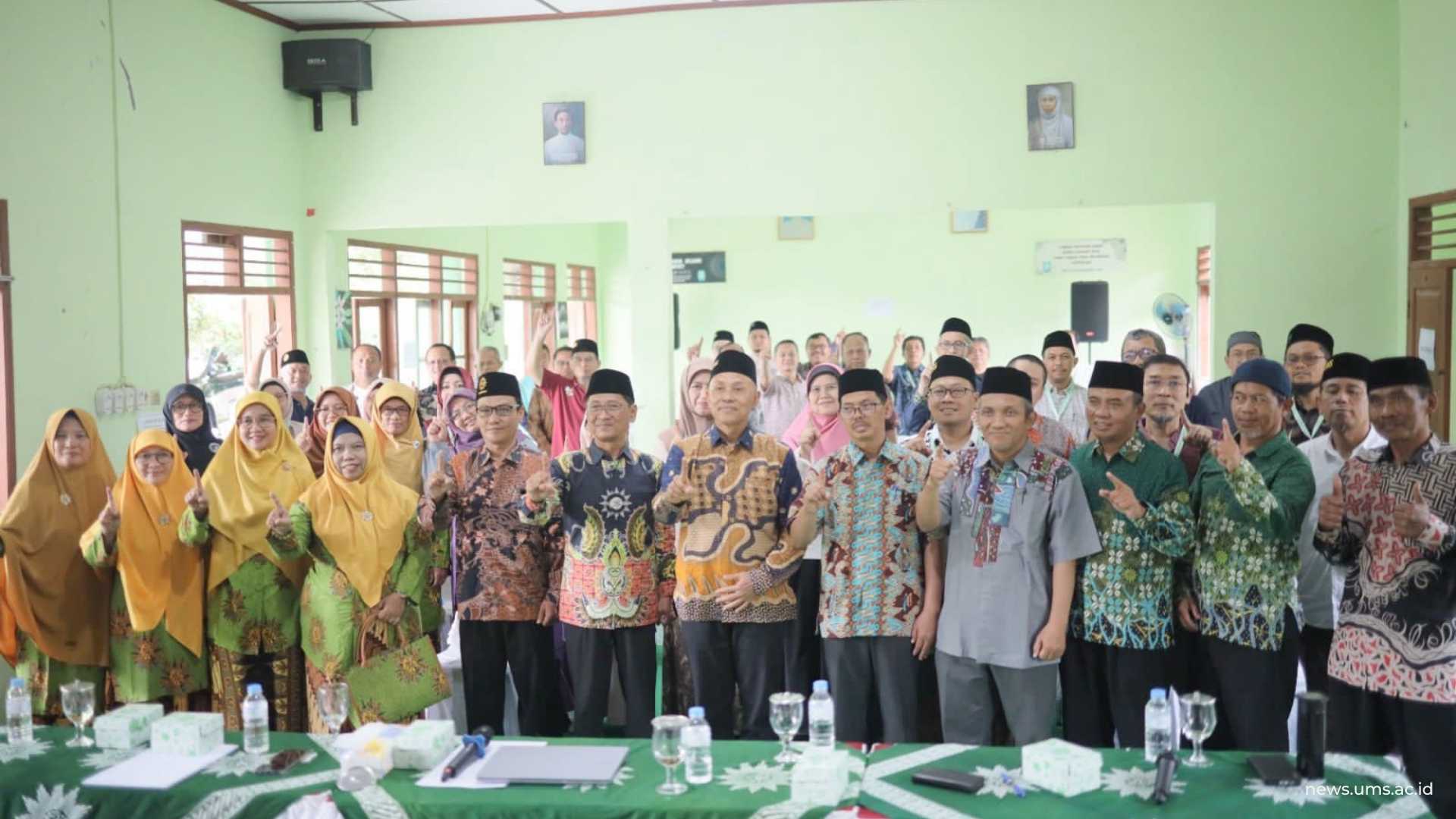 Foto bersama peserta saat penutupan Darul Arqam Pimpinan UMS di PRM Krakitan, Sabtu, (10/1).