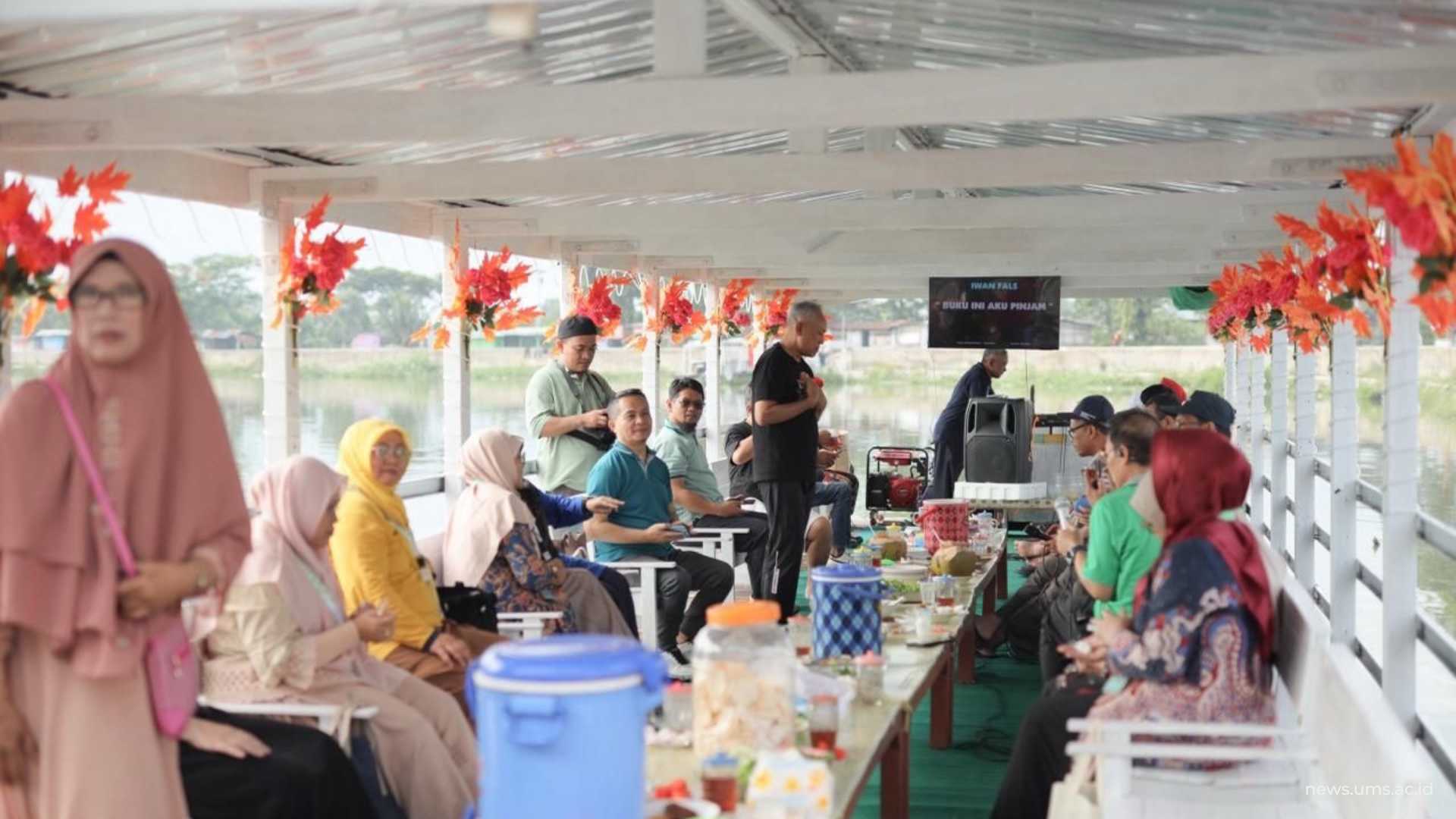 Peserta Darul Arqam Pimpinan UMS dan Perwakilan Pimpinan Ranting Muhammadiyah Krakitan Sarapan bersama di Waduk Jombor, Klaten, Sabtu, (10/1).