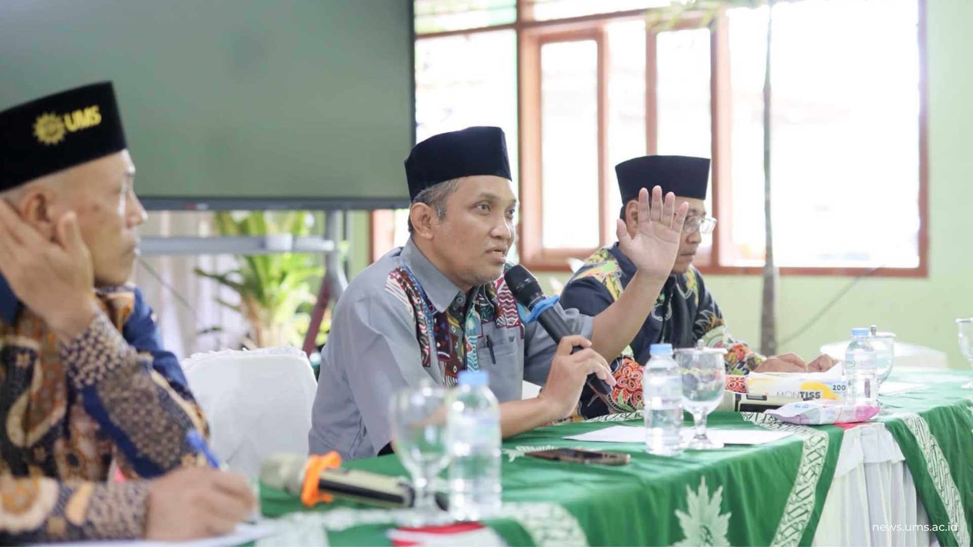 Laporan kegiatan disampaikan Master of Training (MoT), Taufiqurrahman, S.I.P., M.A., Ph.D., pada penutupan Darul Arqam Pimpinan UMS di PRM Krakitan, Sabtu, (10/1).