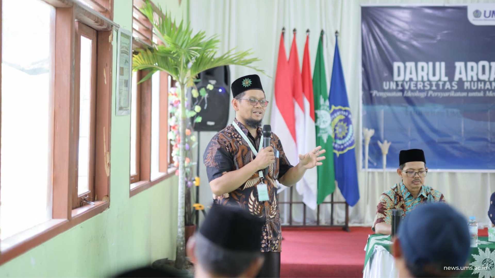 Salah satu peserta terbaik, Tri Widayatno, S.T., M.Sc., Ph.D., saat menyampaikan pesan dan kesan pada penutupan Darul Arqam Pimpinan UMS di PRM Krakitan, Sabtu, (10/1).