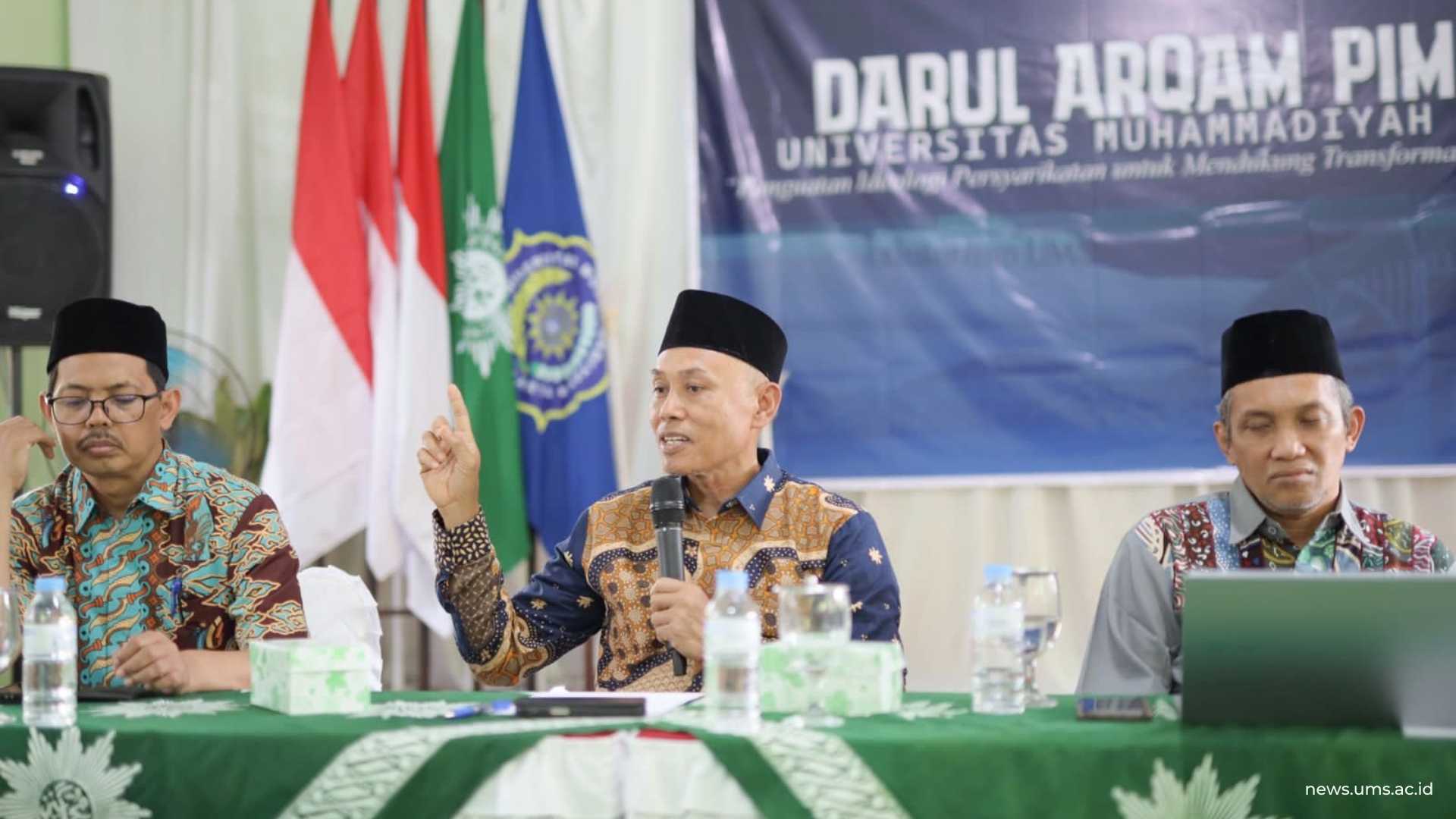 Rektor UMS Prof. Dr. Harun Joko Prayitno, M.Hum., saat memberikan sambutan pada penutupan Darul Arqam Pimpinan UMS di PRM Krakitan, Sabtu, (10/1).