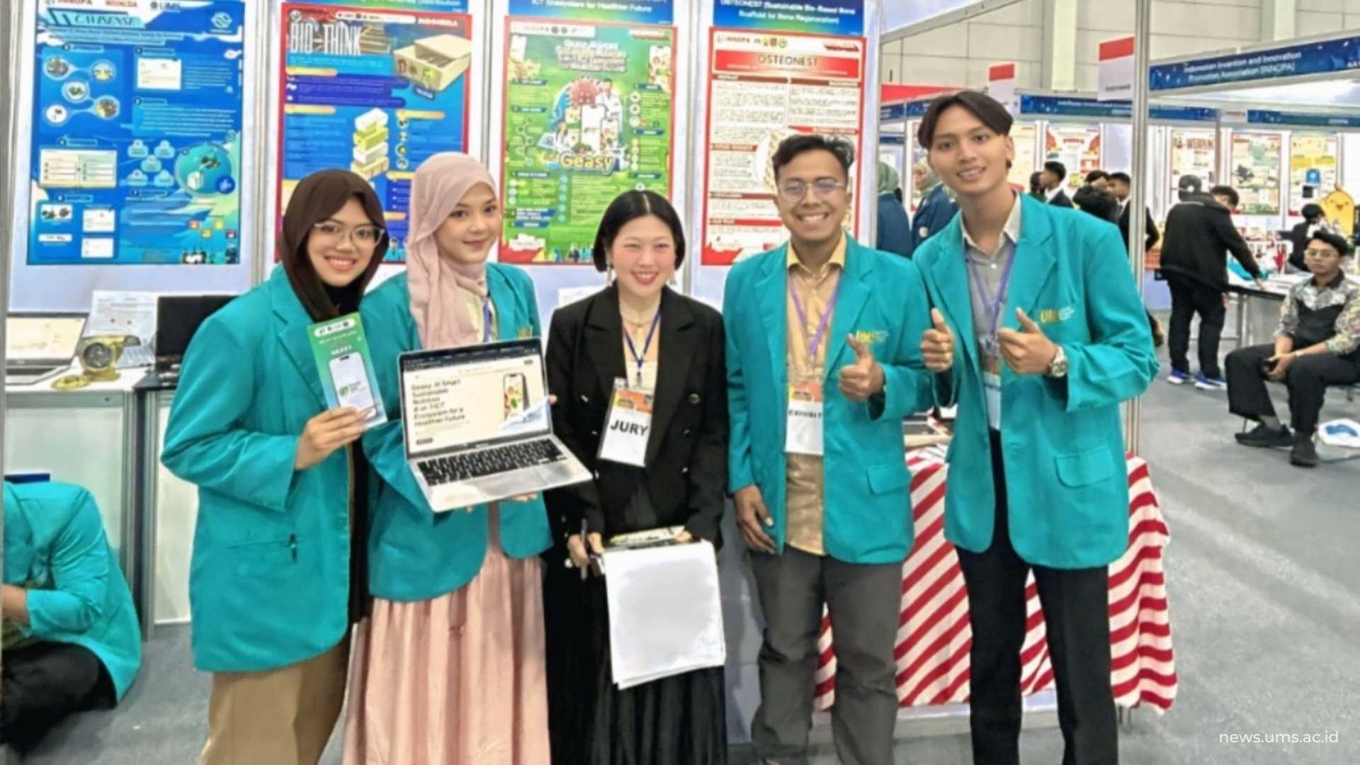 Tim pengembang GEASY bersama dengan juri