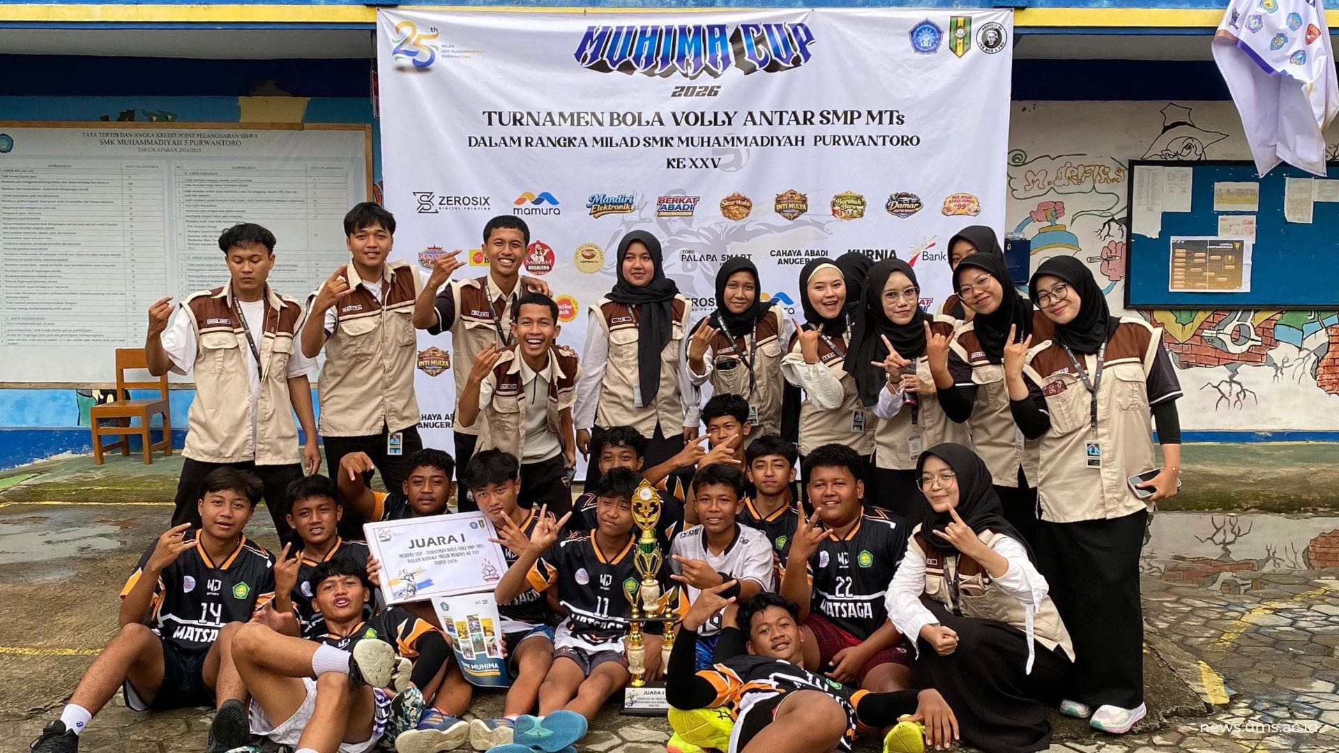 Foto bersama juara 1 turnament bola v Voli dari mtsn 3 Purwantoro