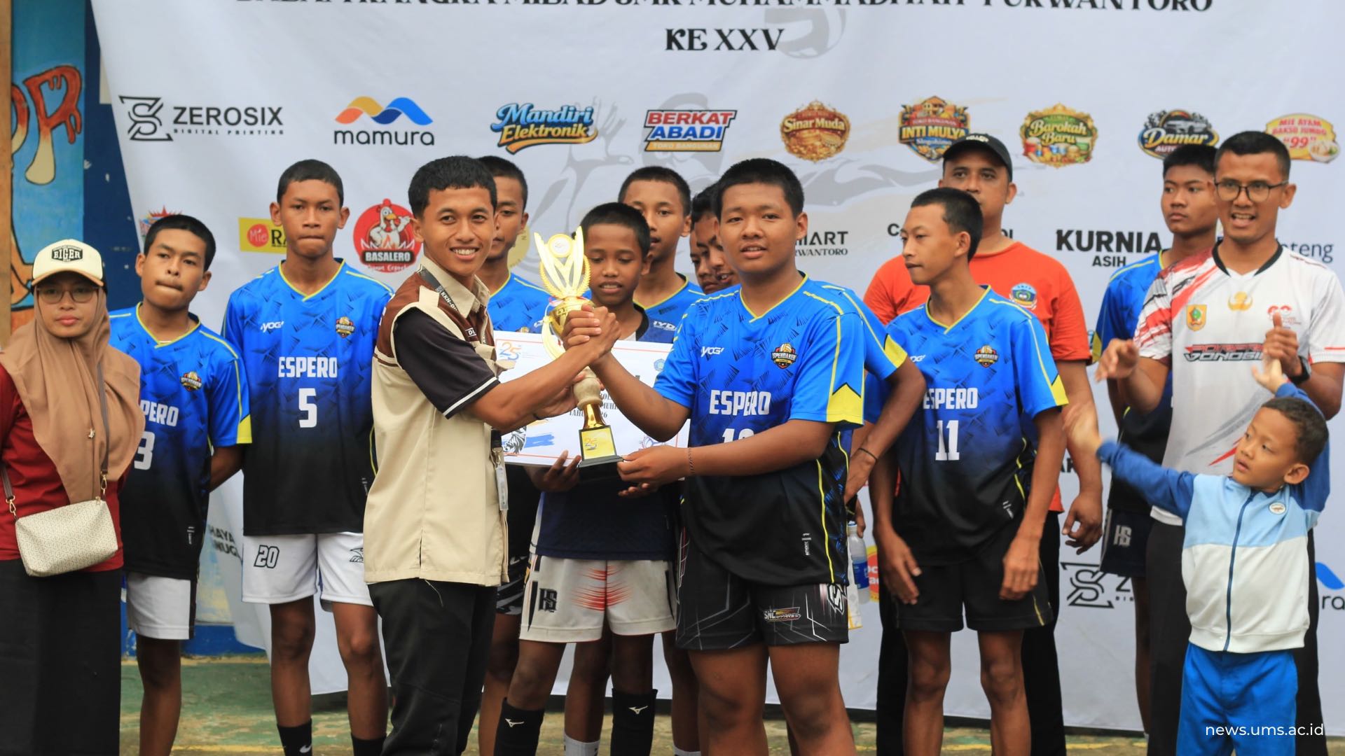 Penyerahan hadiah juara 2 turnamen bola voli oleh ketua KKN, Dika Dwi Pratama