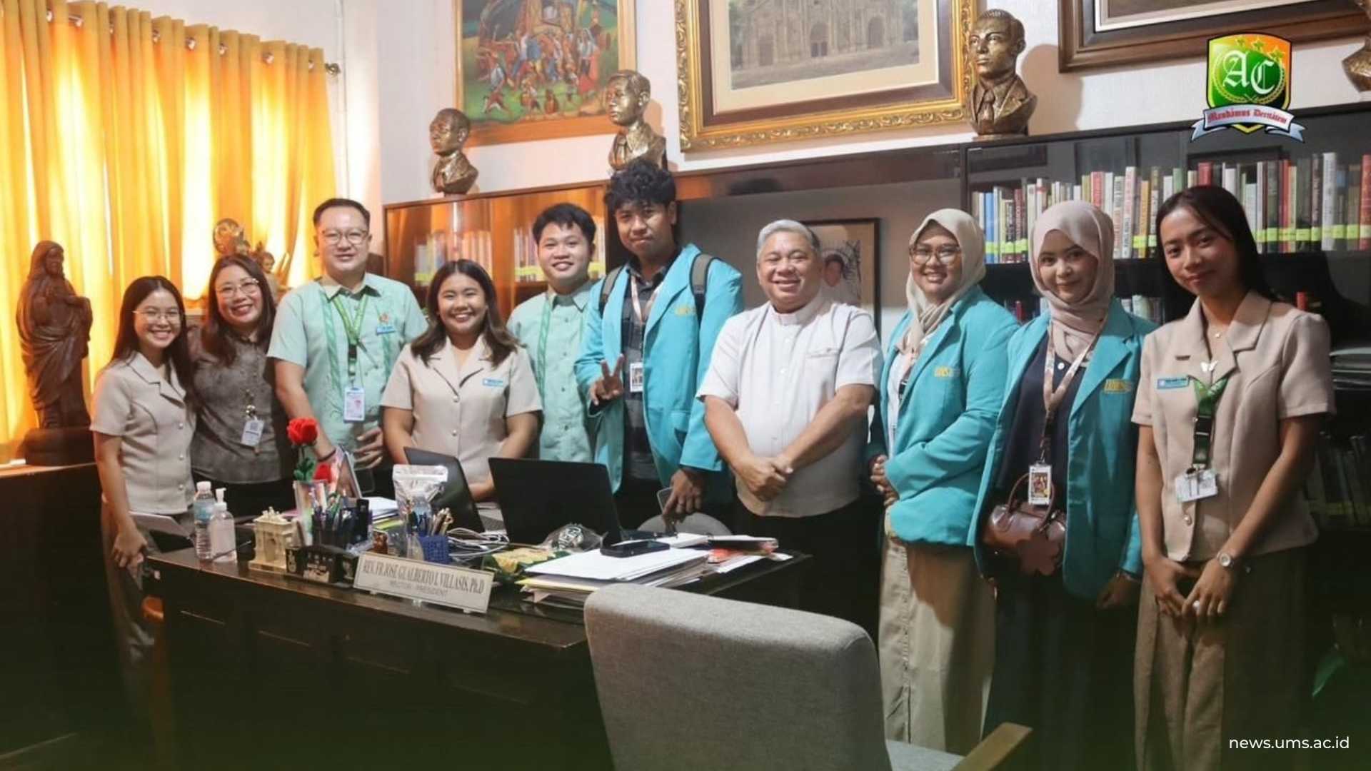 Mahasiswa Program Studi Pendidikan Akuntansi FKIP UMS, Yuanisya Arrafiu (Jas Biru UMS paling kanan), foto bersama dengan murid dan pengajar di Aklan Catholic College yang berlokasi di Aklan, Kalibo.