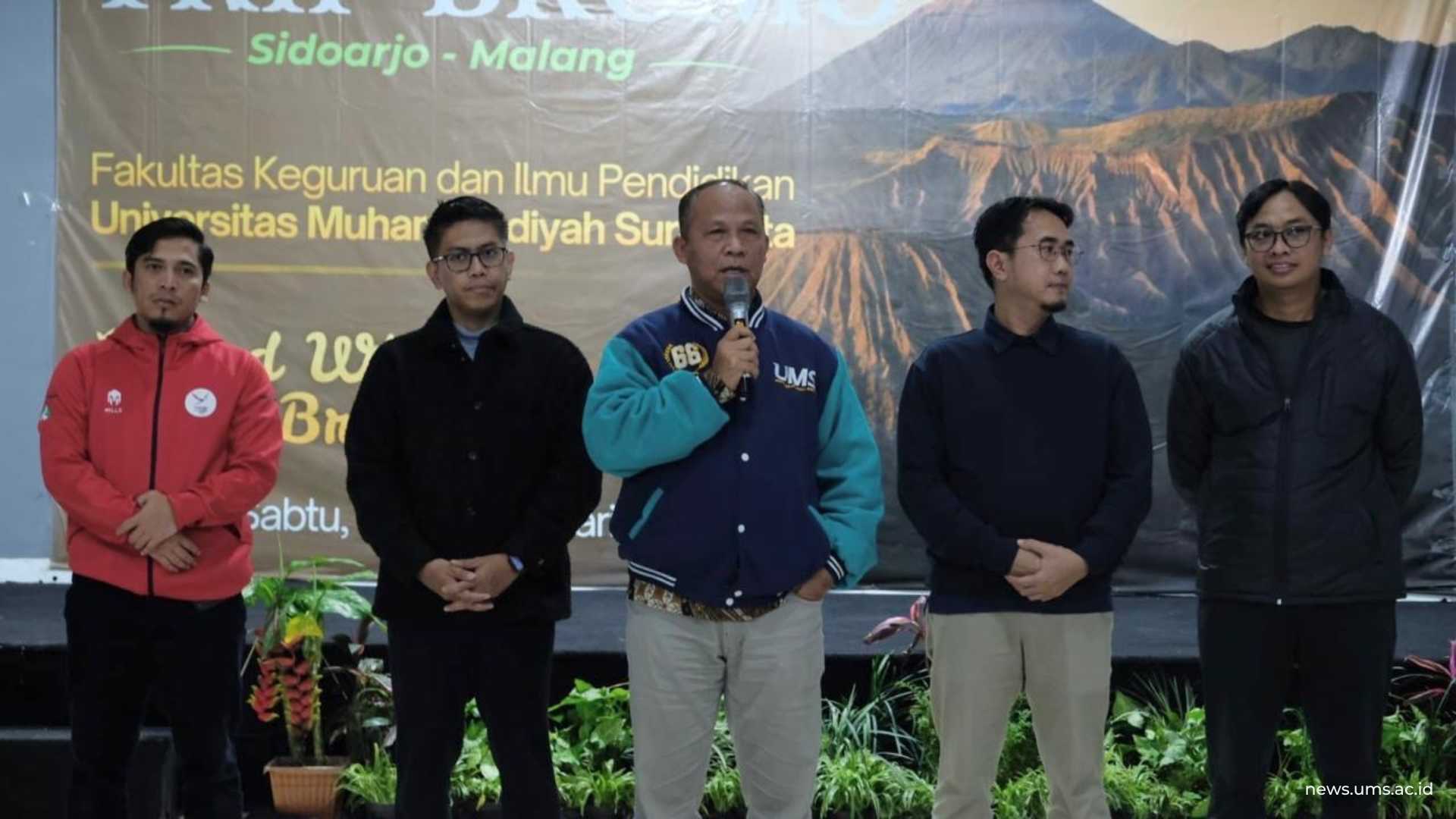 Sambutan (tengah) Dekan FKIP UMS, Prof. Dr. Anam Sutopo, M.Hum., beserta jajaran Wakil Dekan