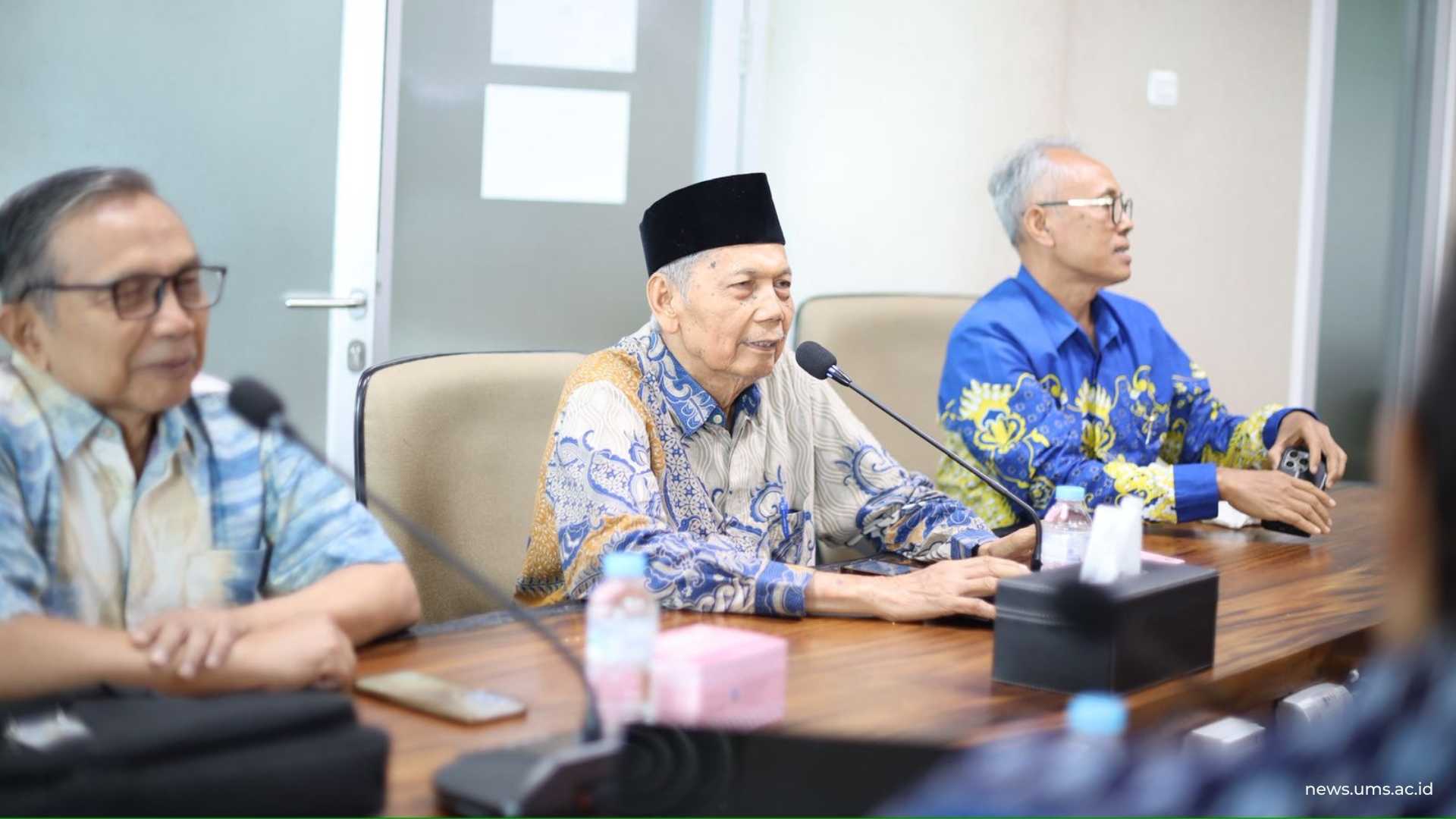 (tengah) Ketua Badan Pembina Harian (BPH) UMS, Drs. Marpuji Ali, M.Si., saat menerima kunjungan BPU PP Muhammadiyah ke UMS di Ruang Meeting BPH Lt.6 GISW