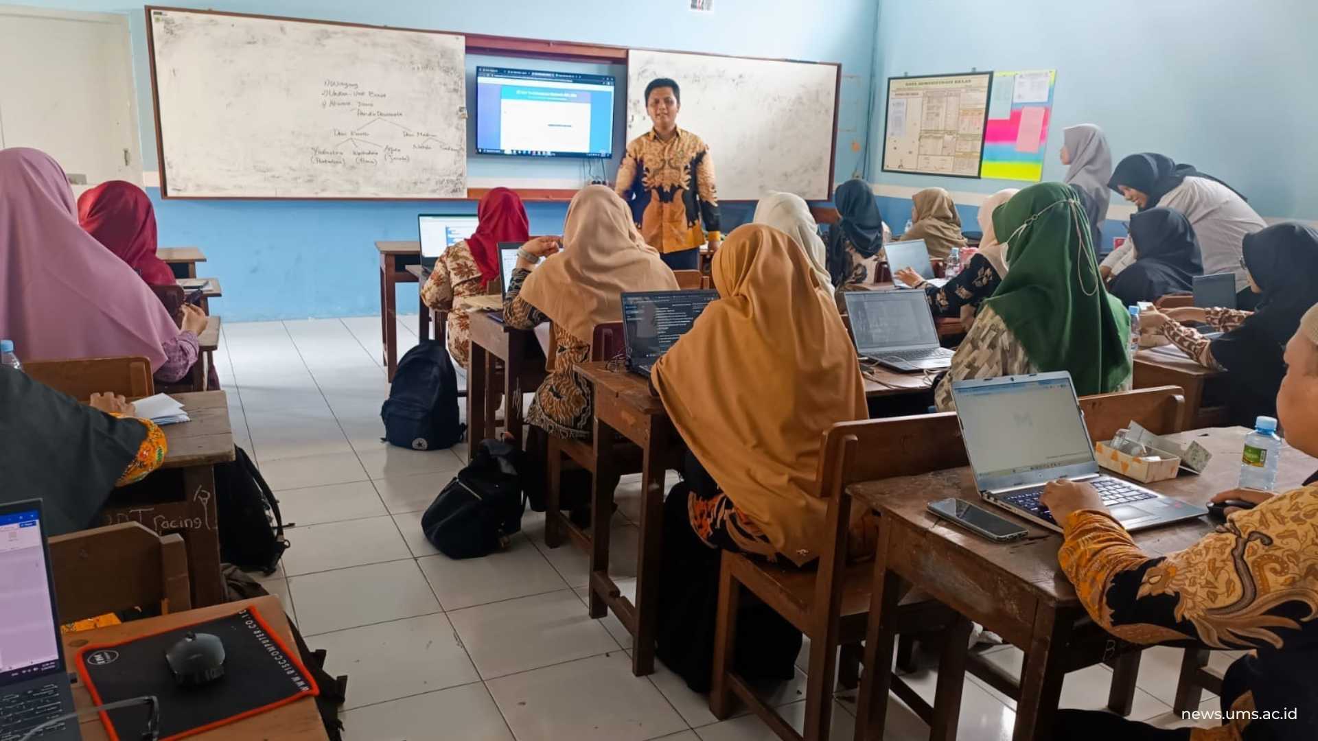 Ihsan Dwi Setyono, S.Pd, M.Pd menyampaikan materi pemanfaatan AI dalam pembelajaran matematika.