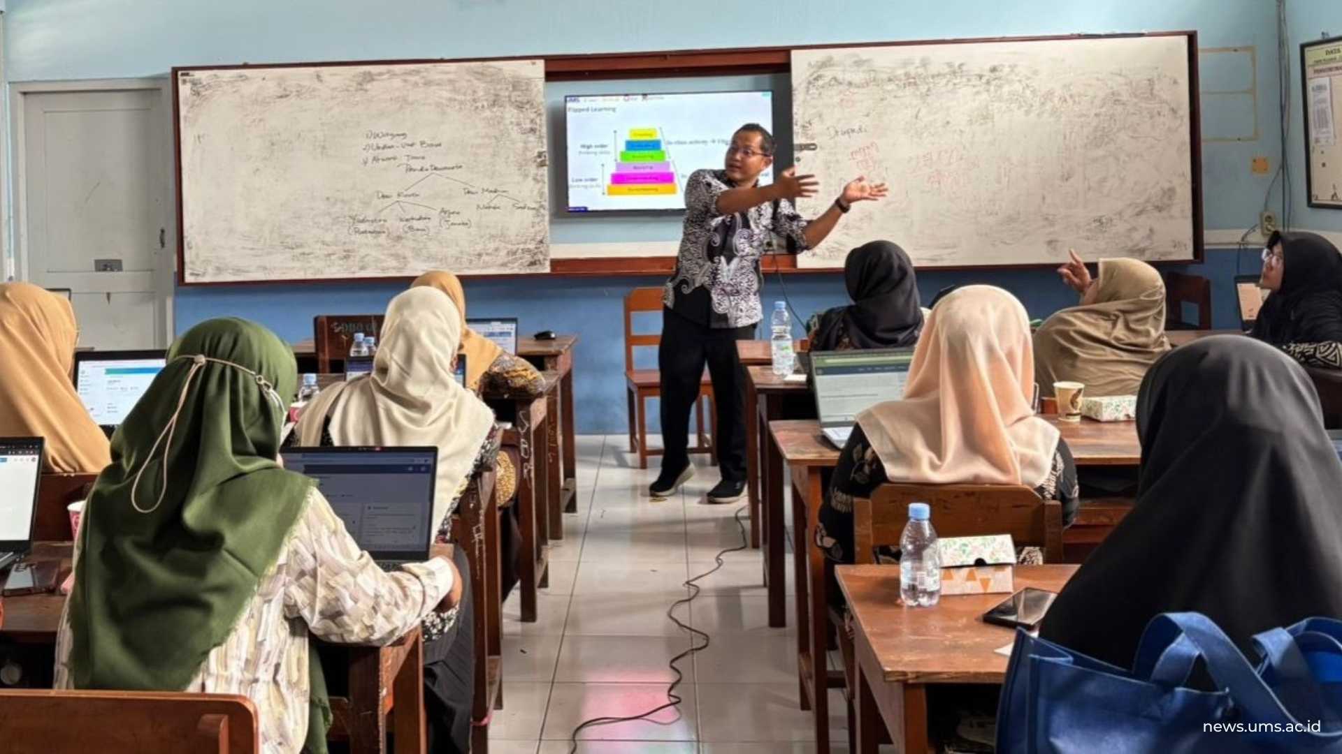 Naufal Ishartono, Ph.D. menyampaikan materi interaktif video pembelajaran.