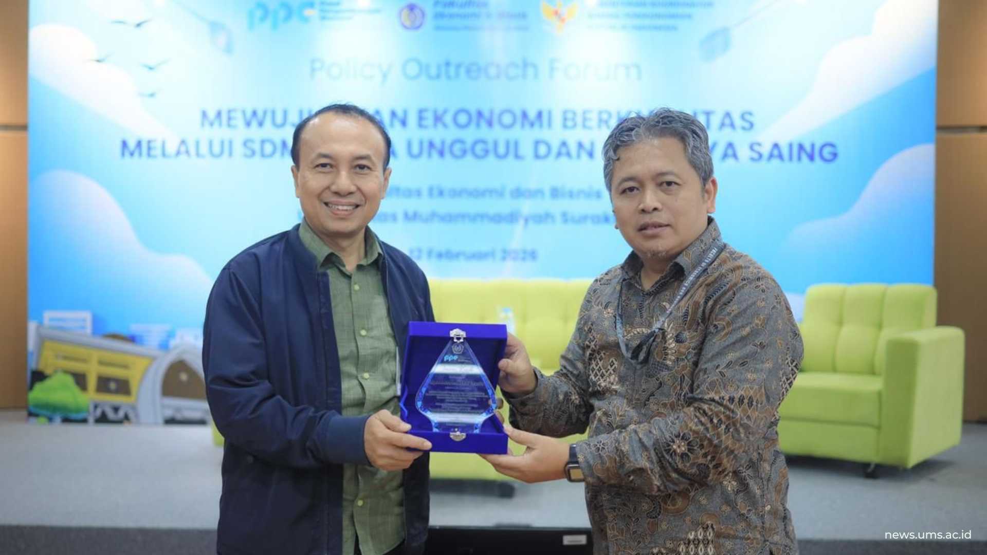 Pemberian Cendera Mata oleh Dekan FEB UMS Prof. Dr. Muzakar Isa, S.E., M.Si., CSBA., CIPE., (berbaju batik) kepada Mochamad Edy Yusuf, S.E