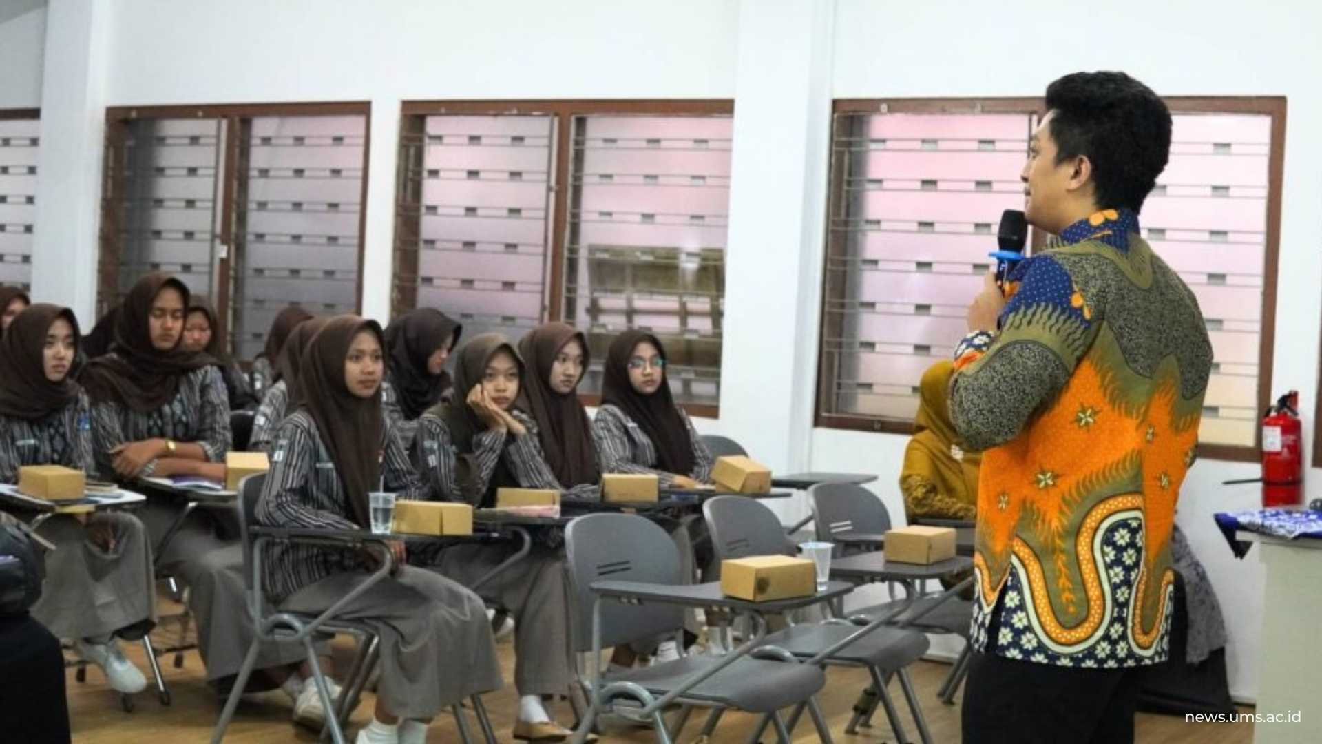 Arga Seta Asmara Sakti, S.T., M.T., dosen teknik industri sedang menjelaskan materi