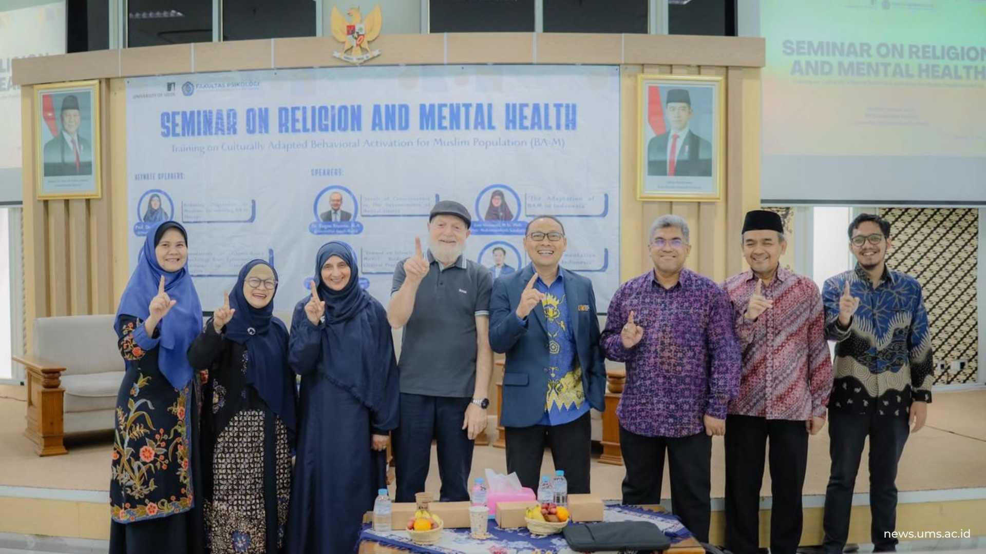 Foto bersama antara narasumber dengan Wakil Rektor 1 dan Dekan Psikologi UMS