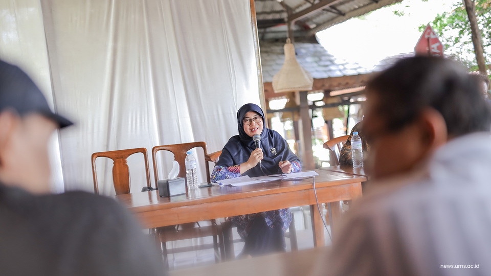 Pemaparan Guru Besar bidang kepakaran Ilmu Keperawatan Jiwa FIK UMS, Prof. Arum Pratiwi, S.Kp., M.Kes., Ph.D., pada Jumpa Pers