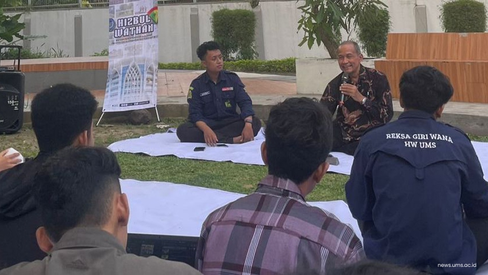 Penyampaian materi oleh Prof. Dr. Kuswaji Dwi Priyono (kanan)