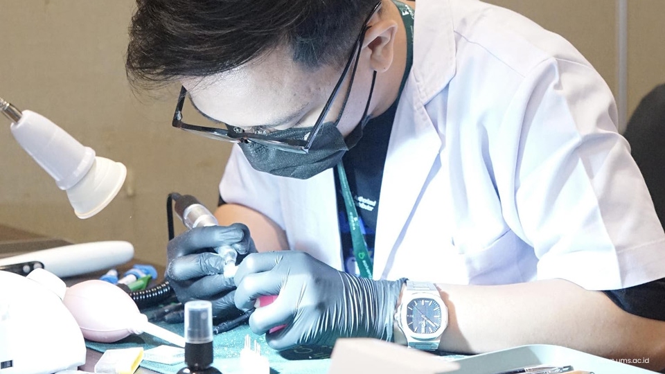 Anugrah Gusti Anta Putra pada lomba restorasi gigi yang diselenggarakan oleh Solvedent Dental Faculty Competition.