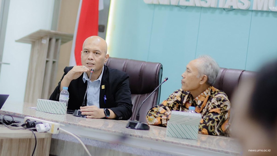 General Manager PLN Puslitbang Mochamad Soleh (berbaju hitam)