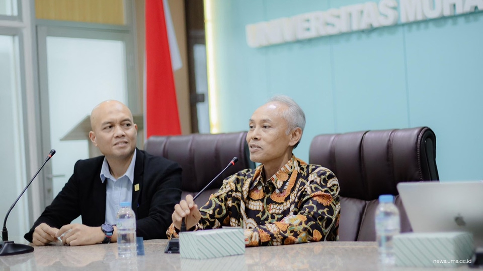 Rektor UMS Prof. Dr. Harun Joko Prayitno, M.Hum. (kanan) saat memberikan sambutan