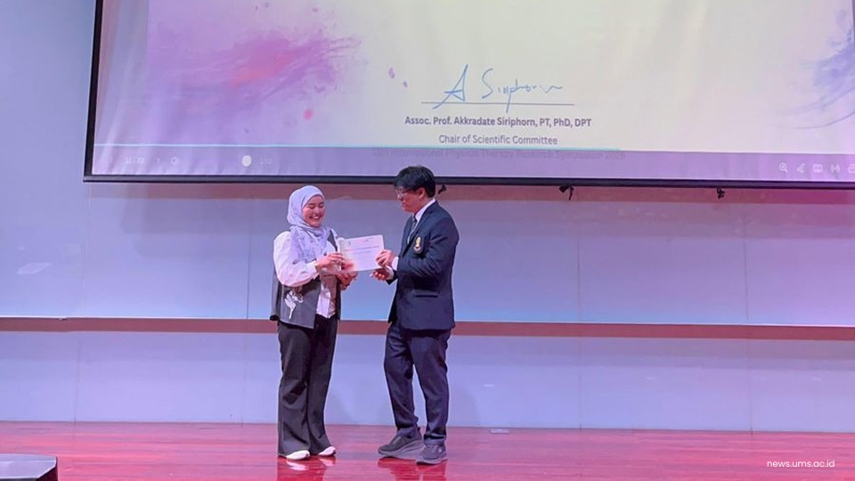 Dosen UMS, Dwi Rosella Komala Sari, M.Fis., S.Fis., Ph.D., berhasil meraih penghargaan Outstanding Oral Presentation dalam ajang International Physiotherapy Research Symposium (IPTRS) di Chulalongkorn University Bangkok, Thailand