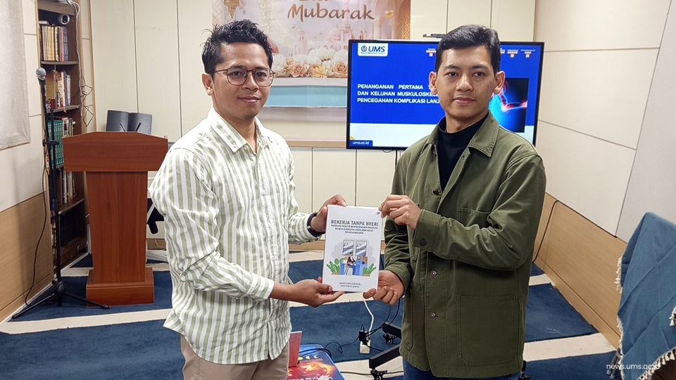 Penyerahan Buku Hibah oleh Dosen UMS, Arif Pristianto, SSt.FT., Ftr., M.Fis