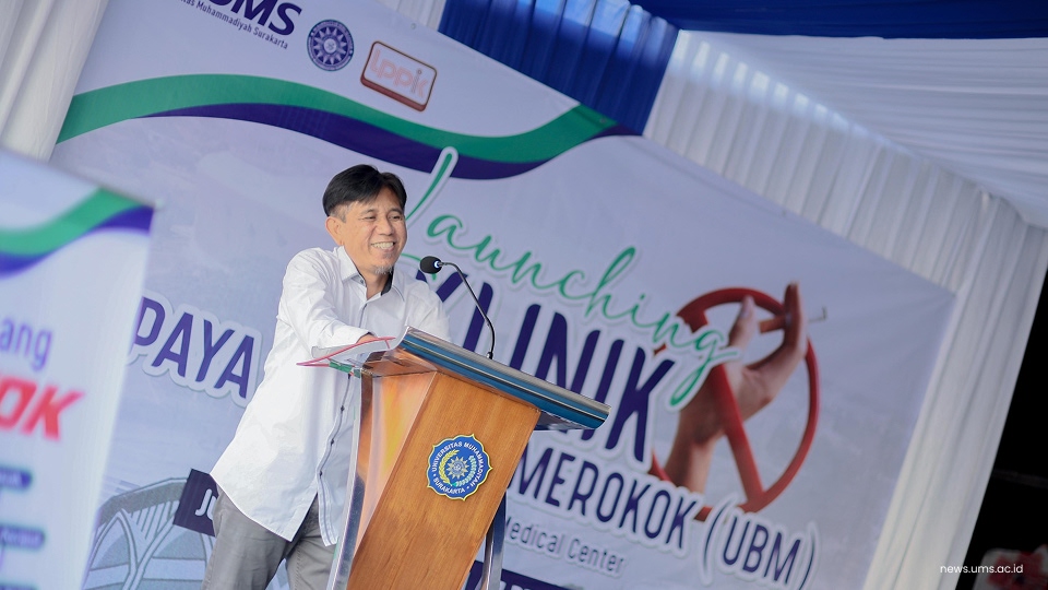 Sambutan oleh Direktur MMC UMS, Prof. dr. Dr. Em Sutrisna, M.Kes.